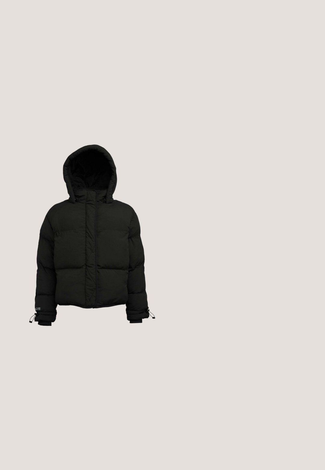 Sort dunjakke med hætte. Har quiltet design, elastiske manchetter med snore, og en frontlynlås. Fremstillet af syntetisk materiale.; Sort zip-up hættetrøje med snøre i hætten, to forlommer, ribbet manchetter og en blød tekstur, designet til komfort og varme.; Sort kortærmet t-shirt med rund hals, der har et lille tegneserie-spøgelse og teksten "Boo!" i pink på venstre brystområde.; Sorte cargo bukser lavet af blødt stof, med en elastisk talje og snore, samt sidelommer. Lige ben-design.; Sorte klodset sneakers med en glat læderoverdel, hævet sål med bølgende mønstre og snørebånd for en sikker pasform. Branding på tungen.; Sort rektangulær skuldertaske med justerbar rem, to lynlåslommer og cirkulære lynlåstræk på hvid baggrund.