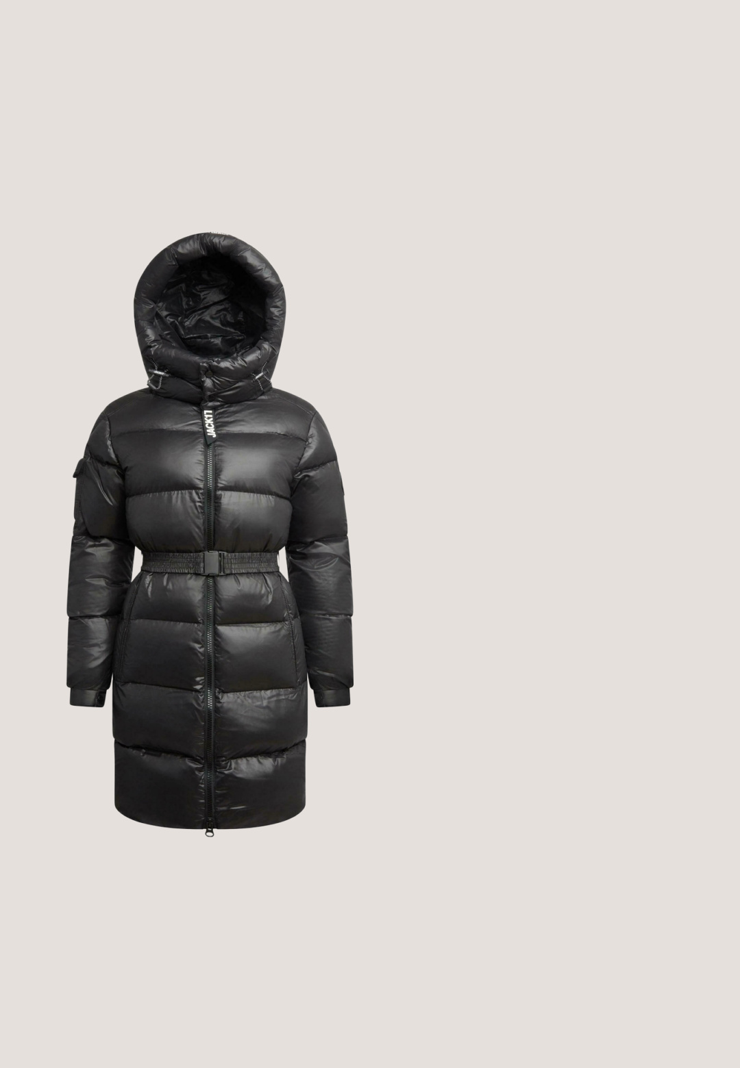 Must mustikas paksu puffer-ülikond kapuutsiga, ees lukuga, vööga talje ja polsterdatud osadega, mis on mõeldud külma ilma jaoks.; Must mustriga kleit kõrge kaeluse, pikkade varrukate ja sobiva vööga vöökohal. Sile tekstuur ja mugav lõige.; Mustade põlvikõrguste nahknokkadega saapad elastse külgpaneeliga ja madala kontsaga, esitatud välisküljelt valge tausta ees.; Mustad mustad prillid, millel on läikiv viimistlus ja ruudukujulised objektiivid. Omab kuldset aksenti templitel ja valget "vogue" brändimist.; Mustast nahast Guess käekott reljeefse logomustriga, kullast ketiga detailidega rihmal ja dekoratiivse võtme ripatsiga küljes.; Kuldsed rõngakujulised kõrvarõngad, väiksema sisemise rõngaga, mis on kaetud läbipaistvate kivikestega, valgel taustal eksponeeritud.