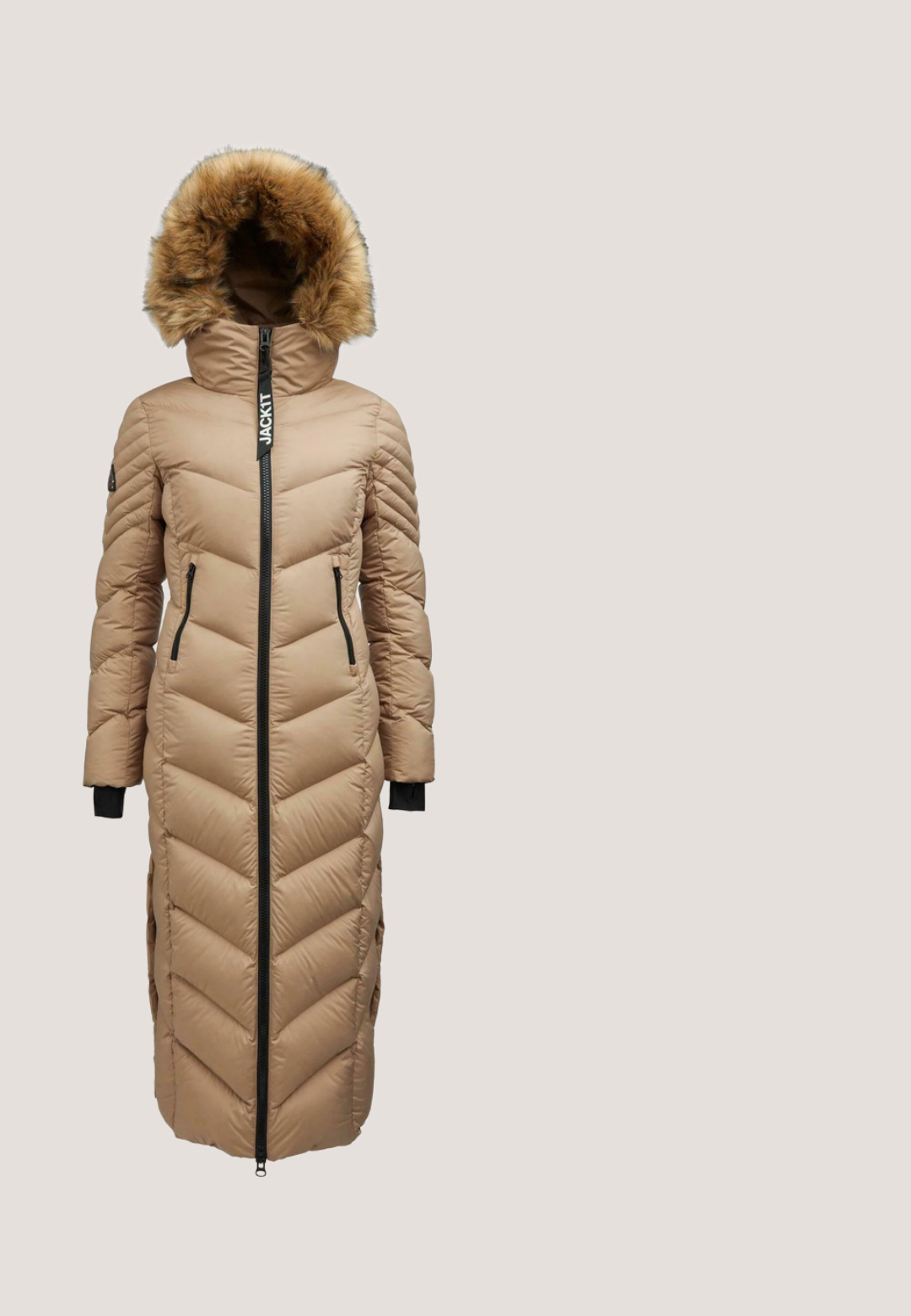 Lange beige gewatteerde winterjas met een met bont gevoerde capuchon, voorritssluiting en ritszakken aan de zijkanten, ontworpen voor volledige lichaamswarmte.; Beige gebreide coltrui met kabelpatronen en blauwe wolaccenten, geweven in verticale en diagonale lijnen op de voorkant en mouwen.; Langzaam, geribbelde top in gebroken wit met een ronde halslijn. Heeft een knopenlijst en een logo-label aan de onderkant links. Zachte textuur.; Bruine corduroy wijdgerande broek met een gestructureerd oppervlak, geplisseerde voorkant en een ritssluiting. Voorzien van een klein merklabel op de tailleband.; Bruine suède hoge laarzen met een chunky beige zool en contrasterende zwarte veters. Zijaanzicht dat het ontwerp en de textuur benadrukt.; Bruine leren handtas met gevlochten band en klepsluiting, met gevlochten details aan het handvat en de randen.
