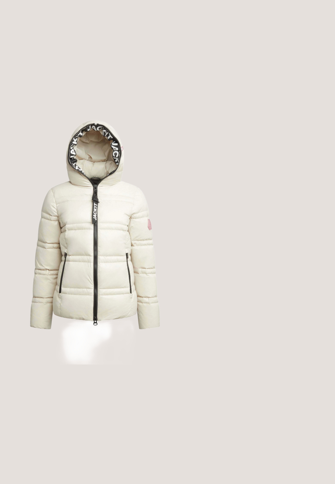 Pufferjakke i off-white, med hætte og sort logobeklædning, frontlynlås, to sidelommer og sømdetaljer til isolering.; Even&Odd by Zalando Sweatshirt - mottled light grey; Hvid og beige langærmet top med ribbet tekstur, prydet med "Kani est. 1989" logo i beige skråskrift over brystet og kontrasterende ærmer.; Hvide bukser med vidde og elastik ved taljen samt et pink logo på venstre hofte. De har en blød tekstur for øget komfort.; Beige puffersko med quiltet design, rund tå, tekstiloverdel, snørebåndslukning og tyk gummisål med rillet detaljer.; Beige polstret tote bag med horisontal quiltet struktur, sorte håndtag og et blåt mærke på siden. Har en rektangulær form.
