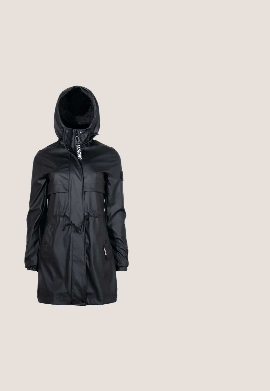 Sort lang regnjakke med hætte, justerbar taljesnor, forreste lynlås og trykknapper, med "JACKIT"-mærkede træk på lynlåsen og lommen.; Sort cropped sweatshirt med V-hals og stor krave. Fremstillet af et glat stof, med lange ærmer og en tætsiddende talje.; Sorte, udvidede jeans lavet af et skinnende, struktureret stof. Har forlommer, knaplukning og et klassisk fem-lomme-design.; Sort læder ankelstøvle med elastiske sidepaneler, chunky høj hæl, gummisål med skridsikre mønstre og et guld accentlogo på bagsiden.; Sort tekstureret lædertaske med to justerbare skulderstropper, frontlomme med klap og guldfarvet rund spænde, på hvid baggrund.; Guldplateret armbånd med et uendelighedssymbol charms, der har små klare ædelsten i midten, forbundet af en sart kæde.