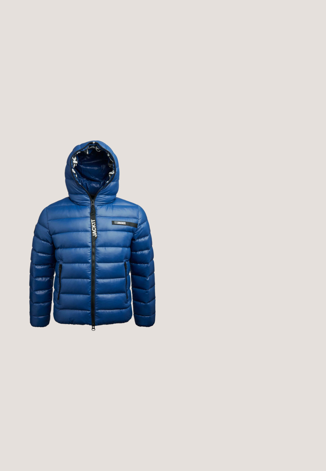 Chaqueta acolchada azul con capucha, cierre frontal, dos bolsillos con cremallera y logo "JACKIT" en el pecho y en el tirador de la cremallera.; Sudadera con capucha de color azul claro, hecha de una mezcla de algodón. Presenta un bolsillo delantero, puños acanalados y una etiqueta de marca negra en el dobladillo.; Camiseta azul de manga corta con un diseño abstracto de una rosa en amarillo y texto blanco que dice "NYC City park tour Fearlessly Independent Since 1906".; Pantalones cortos de algodón azul con una cinturilla elástica, cierre de cordón y un sutil detalle gráfico en el lado. Textura suave y corte holgado.; Zapatillas de deporte en azul marino y blanco con acentos grises. Fabricadas en ante y malla, con una suela de goma gruesa y cordones prominentes. Branding de Pepe Jeans visible.; Bolso bandolera cuadrado de color azul claro con una correa ajustable y un pequeño logo verde de cocodrilo en la esquina inferior derecha.