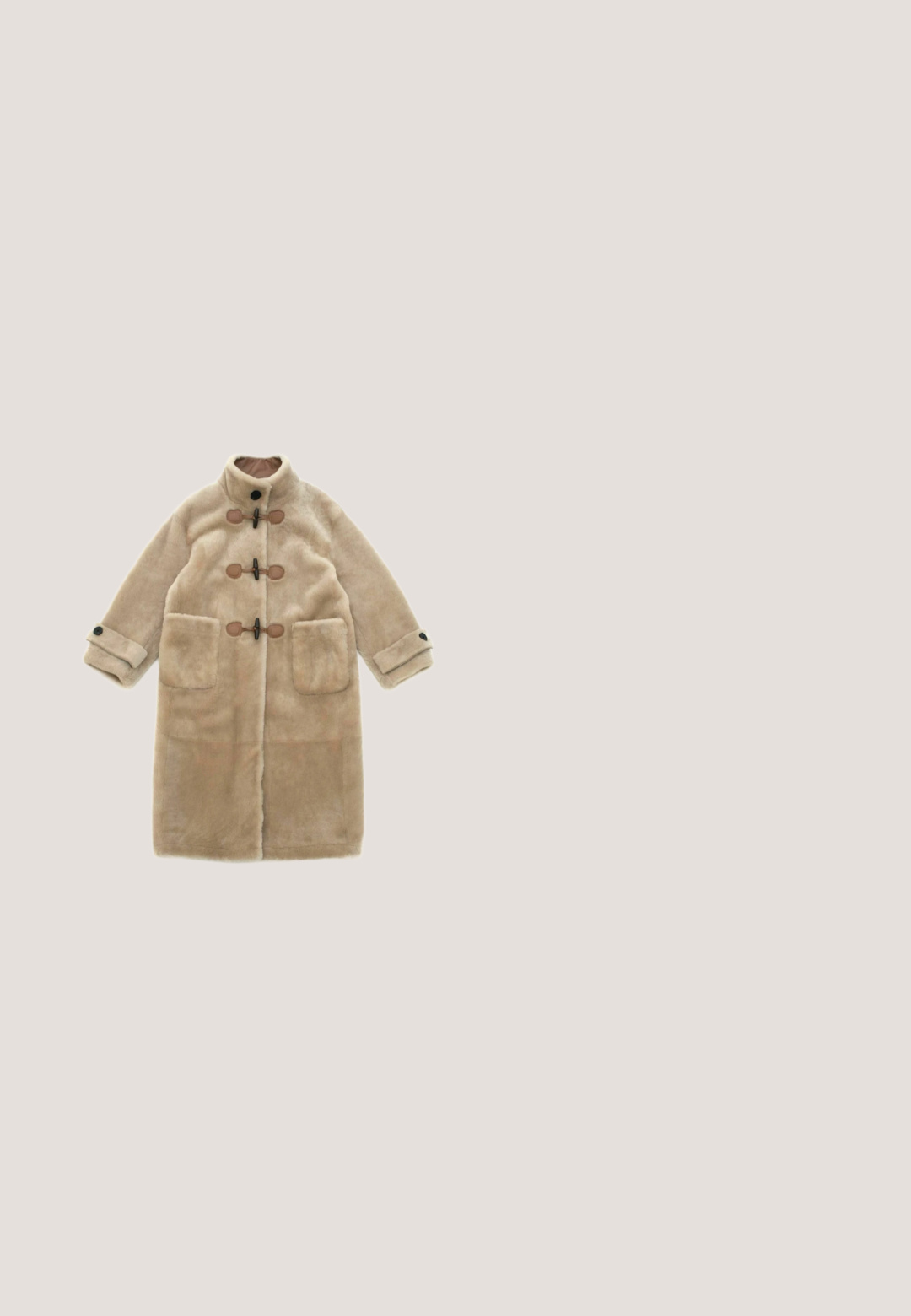 Beige, lange jas van zacht, pluche stof met een hoge kraag, vier voorste toggle-sluitingen en twee grote opgestikte zakken.; Lichtroze sweater van zacht, fluffy materiaal. Heeft een brede ronde hals, verlaagde schouders en geribbelde manchetten voor een comfortabele pasvorm.; Wijd been jeans van witte denim, met een hoge taille, twee voorzakken en een ritssluiting, met subtiele stikdetails.; Witte nepbont enkellaars met ribbelige beige accenten en een getextureerde tan rubberen zool. Heeft een zachte, pluche uitstraling en decoratieve stiksels.; Rechthoekige schildpadprint zonnebril met donkerbruine glazen en dikke patroonrijke monturen, licht schuin weergegeven op een witte achtergrond.; Kleine beige handtas met zachte, gestructureerde bont buitenkant en korte, afgeronde bontgrepen, tegen een witte achtergrond.