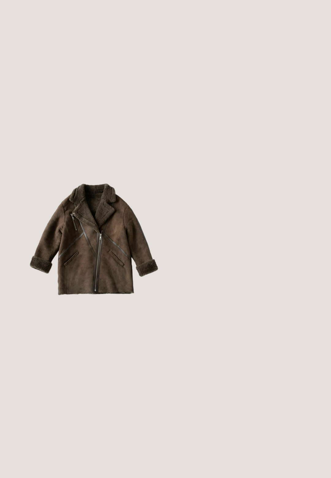 Brun shearlingjakke med en tekstureret finish, med en bred krave, lynlåse og fulde ærmer. Bemærkelsesværdige horisontale og diagonale sømme.; Mørkebrun langærmet sweatshirt med rund hals, dropped skuldre, brede manchetter og små lynlåse i siden ved sømmen.; Brun ribstrikket tanktop med rund halsudskæring, der har en lille, glitrende logo foran. Glat tekstur, ærmeløs design.; Brune, højtaljede, tætsiddende atletikshorts med en V-formet sømdetalje ved linningen, vist på en hvid baggrund.; Brune ruskinds ankelstøvle med en rund tå, dekorativ syning og en tekstureret gummisål med en let hæl.; Brun læder tote taske med vævet tekstur, to lange håndtag, rektangulær form og minimalisk design. Ingen synlige hardware detaljer.