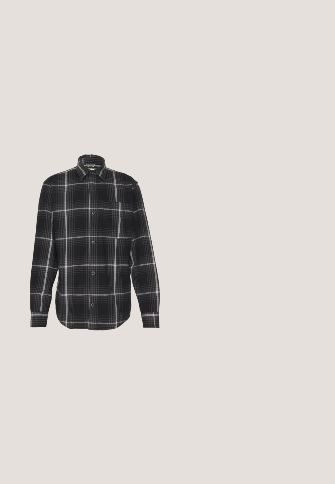 Jack & Jones JCOBLACK ZAC OVERSHIRT RELAX - Veste mi-saison - black; T-shirt noir à manches courtes en coton. Il présente un col rond et une coupe décontractée. Design simple sans motifs ni accents visibles.; Jeans en denim bleu clair avec un design classique à cinq poches, fermeture éclair, et jambes légèrement fuselées, ornés de légers effet délavé et détails de couture.; Baskets montantes blanches avec un swoosh noir, un capuchon de pied texturé gris et une semelle plate blanche. Elles possèdent six œillets et des accents cousus.; Bague en argent avec un bandeau texturé, mettant en avant une grande pierre rectangulaire noire au centre et plusieurs crêtes empilées sur les côtés.; Ceinture en cuir noir avec une boucle en métal argenté, surpiqûres blanches contrastantes et une surface lisse. Comprend plusieurs trous d'ajustement.