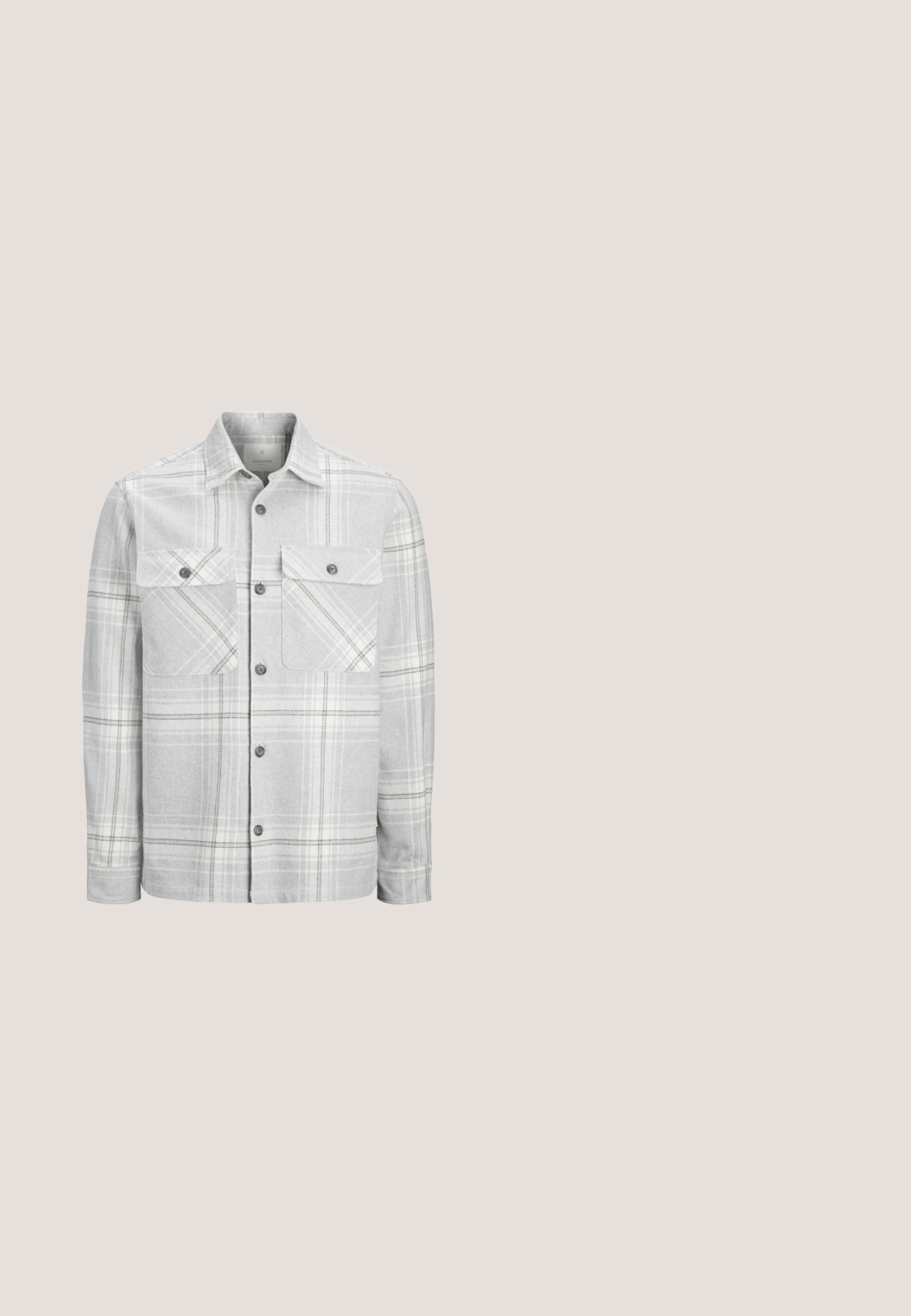Gråternet flannel skjorte med knaplukninger og to brystlommer. Har et ternet mønster med hvide og sorte accenter.; Sort strikket sweater med et tekstureret kabeldesign, rund halsudskæring samt ribkantede manchetter og kant. Kortere længde med en afslappet pasform.; Hvid kortærmet T-shirt lavet af bomuld. Har rund hals, afslappet pasform og ingen synlige mønstre eller accenter. Enkel og enkel design.; Lysegrå joggingbukser med elastisk talje, snøre, sidelommer og diskret broderet logo nær lommen.; Hvid og grå lavt snøresko med beige og mørkegrå accenter, hvide snørebånd og tyk hvid tekstureret sål, vist i sideprofil.; Sort lædermappe med dobbelte håndtag, frontlynlåslomme og justerbar skulderrem, mærket med en lille logo nederst i midten.