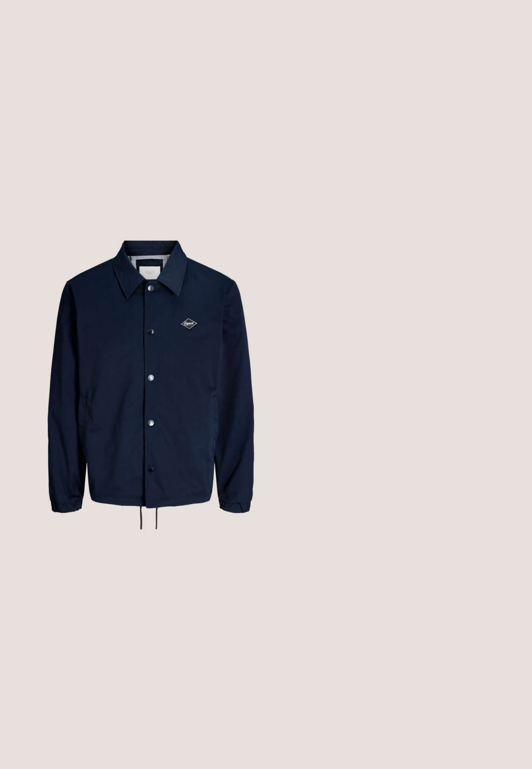 Marineblå knap-jakke med krave, elastiske manchetter, sidelommer, snor i kanten og en lille diamantformet "Original"-logo på brystet.; Navyblå kortærmet t-shirt med en hvid rektangulær logo-lap, der læser Jack & Jones designet i København på brystet.; Denim shorts i mellemblå med en let fading, der har knappelukning, fem lommer og opsmøgte kanter for et afslappet look.; Sort læder ankelstøvle med snørebånd, tyk gummisål, tekstureret overflade og forstærket syning. Har minimalistisk branding.; Sort-rammede solbriller med afrundede firkantede linser i lilla gradient, der hviler på en hvid overflade.; Sort messengerbag lavet af tekstureret stof, med lynlåslukning, justerbar rem og præget logo på frontpanelet.