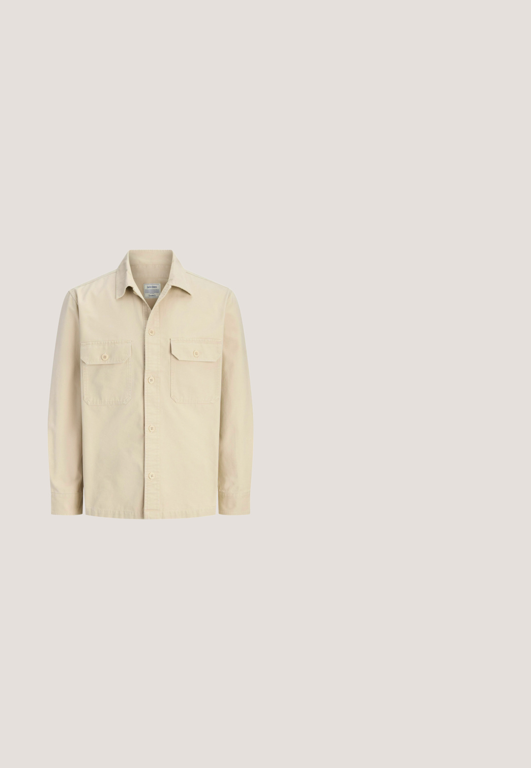 Beige overhemd met lange mouwen, knoopsluiting, twee voorzakken met klep en knopen en een klassieke kraag.; Beige lange mouwen sweater met ronde hals, geribde manchetten en zoom, weergegeven op een effen witte achtergrond.; Witte T-shirt met korte mouwen en ronde hals, voorzien van een geribbelde boord en een subtiel merklogo op de linkerborst.; Beige rechte broek met knoopsluiting, ceintuurlussen en voorzakken, afgebeeld tegen een witte achtergrond.; Witte vetersneaker die boven een houten bank zweeft met groene bladeren op de achtergrond, waarbij het ontwerp en de textuur van de schoen worden getoond.; Canvas draagtasje in off-white, voorzien van korte handvatten en de geprinte tekst "LES DEUX" in vetgedrukte zwarte letters. Duurzaam, eenvoudig ontwerp.