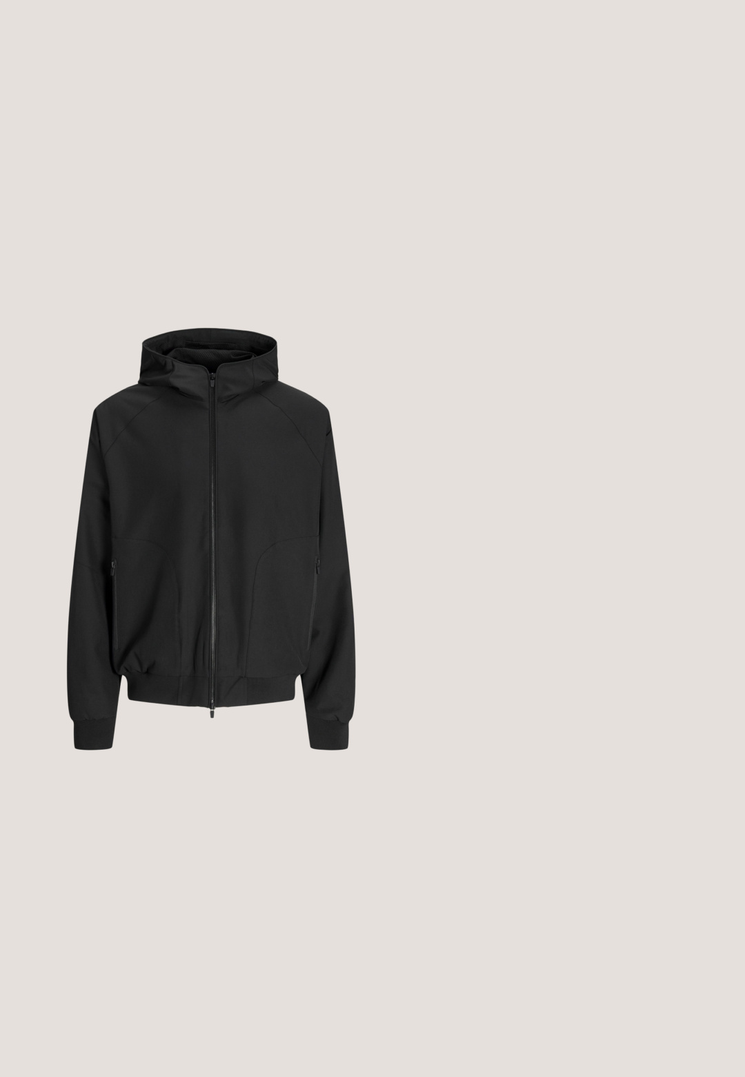 Sort hættejakke med lynlås foran, raglanærmer, sidelommer og elastiske manchetter. Lavet af et glat stof med en løs pasform.; Sort sweatshirt med høj krave og halv lynlås, der har sænkede skuldre og ribbet kant. Fremstillet af blødt, struktureret stof.; Mørkeblå T-shirt lavet af blødt, struktureret stof. Har en klassisk rund hals og korte ærmer med et subtilt mønster. Ingen synlige logoer.; Sorte joggingbukser med elastik i taljen, snøre, forlommer med lapper og elastiske manchetter på hvid baggrund.; Sort læder sneaker med snørebånd og præget "ck" logo, der svæver over en grå gulv nær en glasblokvæg.; Sort kompakt crossbody taske med justerbar rem og frontlomme med lynlås, der har en lille vedhæftet mønstret pung med klips.