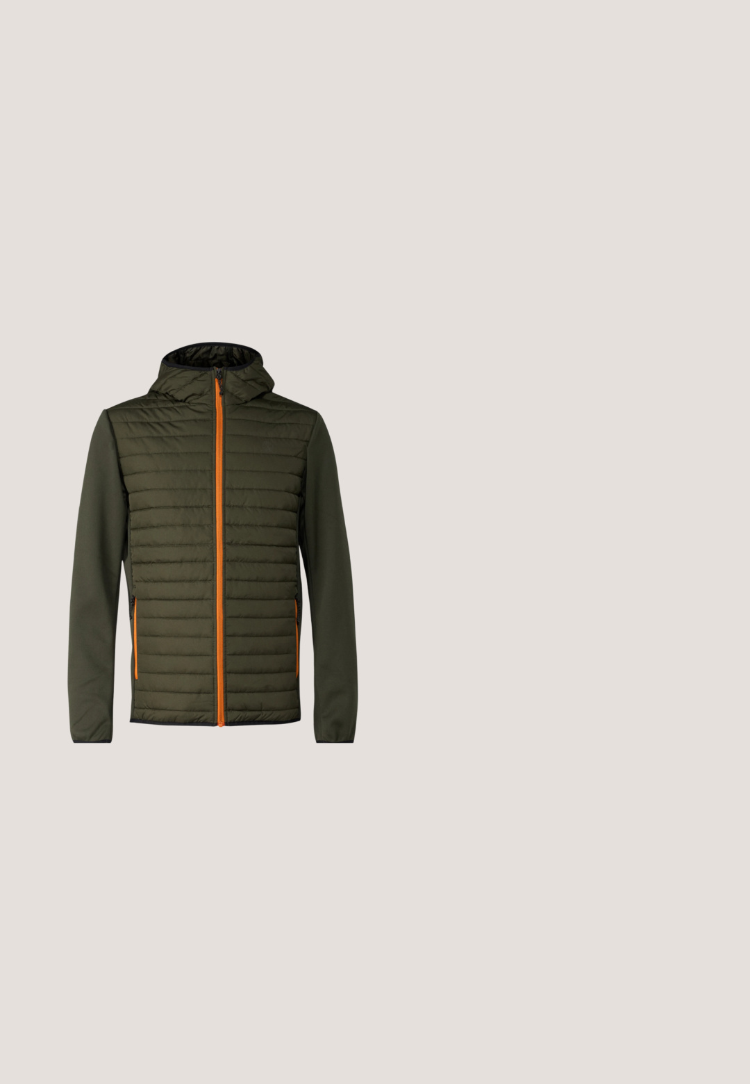 Chaqueta acolchada en verde oscuro con un zipper naranja. Presenta una capucha y mangas suaves. Costuras horizontales en el panel del pecho para darle textura.; Jersey polar verde oliva con mangas largas, cremallera frontal hasta la mitad, cuello alto y bolsillo cuadrado texturizado en el pecho, lado izquierdo.; Camiseta henley gris de manga larga con cinco botones y cuello redondo, presentada sobre un fondo blanco liso.; Pantalones cargo verde oliva hechos de tela ligera. Cuentan con cintura elástica, cordón ajustable y dos bolsillos laterales.; Botín de senderismo de corte medio en marrón, hecho de cuero y textil, con ojetes de metal, cordones, un cuello acolchado y una suela de goma negra resistente.; Mochila enrollable verde oliva con bolsillo frontal con solapa, cierre con hebilla metálica, bolsillos laterales y asa superior tejida.
