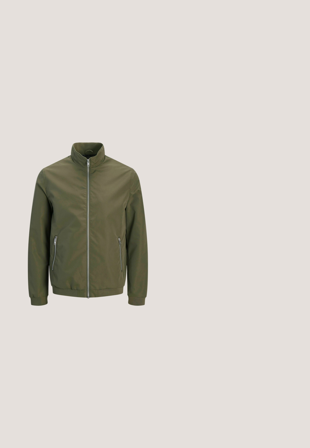 Olivgrüne, leichte Jacke mit hohem Kragen, Reißverschluss vorne und zwei Seitentaschen. Verfügt über eine glatte Textur und elastische Ärmelbündchen.; Olivgrünes Polohemd aus weichem Stoff. Verfügt über einen V-Ausschnitt-Kragen und kurze Ärmel mit lockerer Passform. Einfaches, ungeschmücktes Design.; Schwarze maßgeschneiderte Shorts mit Gürtelschlaufen, vorderem Knopf und Reißverschluss, innen im Bund mit „Only & Sons“ etikettiert.; Schwarze Sneakers aus Leder mit schlankem Design, ausgestattet mit einer strukturierten Oberfläche, runder Schuhspitze und schwarzen Schnürsenkeln. Goldenes Logo-Detail an der Seite.; Schwarze quadratische Sonnenbrille mit grauen Gläsern. Kunststoffrahmen mit mattem Finish. Schmale Bügel mit Logodetail. Schlichtes und zeitgemäßes Design.; Schwarze Reise-Kulturbeutel aus Leder mit rechteckiger Form, glatter Oberfläche, Reißverschluss an der Oberseite und einem seitlichen Griff für einfaches Tragen.