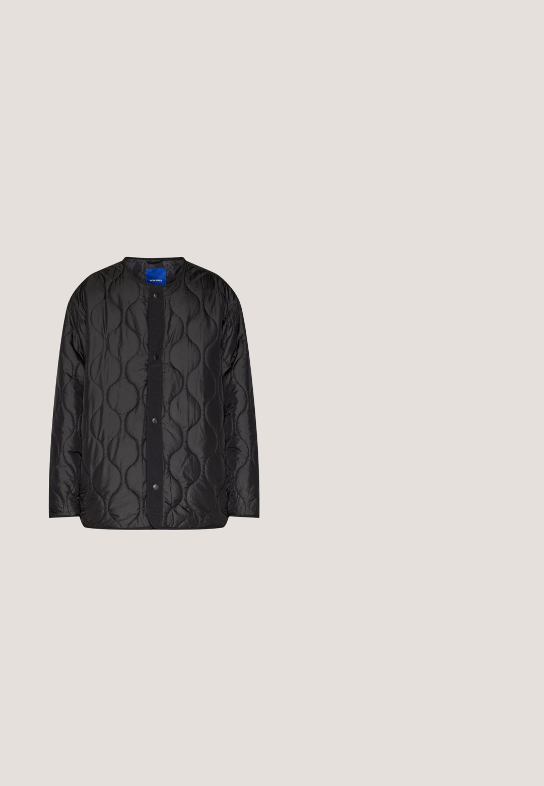Chaqueta de acolchado negra con cuello redondo, cierre frontal con botones a presión y patrón de olas texturizado en la tela.; Sudadera de punto negra con un cuello alto, cierre de cremallera, puños y dobladillo acanalados, presentando una textura suave y una silueta ajustada.; Camiseta de cuello alto de manga larga negra, elaborada en una tela suave con un diseño ajustado y un cuello alto, ceñido. Sin patrones ni acentos visibles.; Pantalones negros ajustados con cintura elástica, fabricados en un tejido ligero y suave, sin patrones visibles ni detalles de herrajes.; Zign LEATHER - Botines - black; Bolso cruzado de cuero negro con un acabado texturizado, que cuenta con un bolsillo frontal con cremallera y una correa de tela ajustable. Logo de la marca visible.