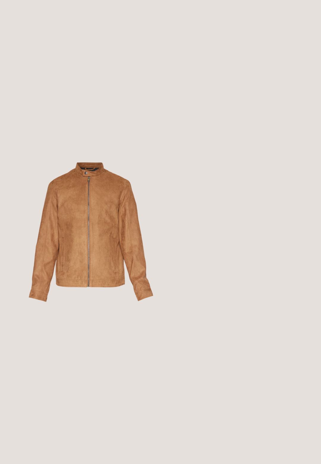 Bruine faux suède jas met een staande kraag, frontzipper, twee zijzakken en een gestructureerde afwerking. Midsleeves en een rechte zoom.; Bruine coltrui van zacht materiaal, met lange mouwen, een aansluitend ontwerp en geribbelde accenten bij de kraag en zoom.; Lindbergh OXFORD MANDARIN SUPERFLEX - Overhemd - pale sand mix; Beige, op maat gemaakte broek van een gladde, gestructureerde stof. Rechte pasvorm met een tailleband en zonder zichtbare versieringen of zakken.; Lichtbeige suède Chelsea-laarzen met donkere elastische zijpanelen, gedragen met donker opgerolde spijkerbroeken op een zwarte gevlekte vloer.; Bruine leren riem met een matte zwarte metalen gesp, voorzien van een enkele pin en vijf gaten voor aanpassing, met reliëflogo-detail.