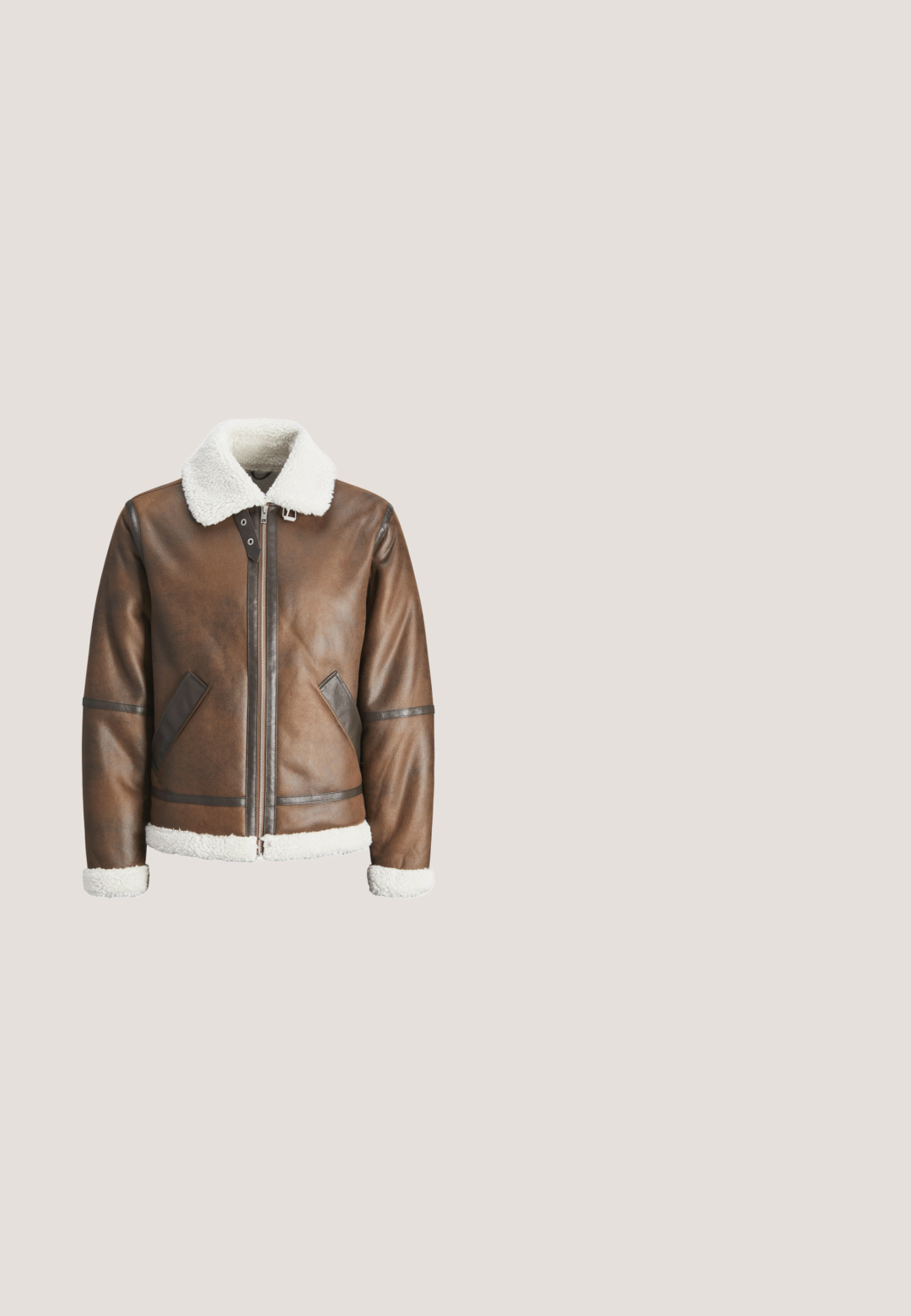 Chaqueta bomber de cuero marrón con un cuello y puños de borreguito blanco, con cierre de cremallera y bolsillos laterales. Acabada con detalles de cuero.; Suéter de punto acanalado beige con escote redondeado y mangas largas. Diseño minimalista, tejido texturizado y una pequeña etiqueta en el lateral.; Camisa blanca de manga larga con finas rayas verticales en rojo y azul, diseño de botones, cuello puntiagudo y botones negros.; Jeans de pierna ancha en azul claro hechos de denim con un lavado desgastado. Presentan un cierre frontal con botón y un diseño de cinco bolsillos.; Mocasines de cuero negro con suela gruesa, que presentan una correa decorativa y detalles de costura. Textura suave con un acabado pulido.; Cinturón de cuero marrón con una textura suave, que presenta una hebilla de metal plateado y un diseño minimalista. La hebilla tiene forma rectangular.