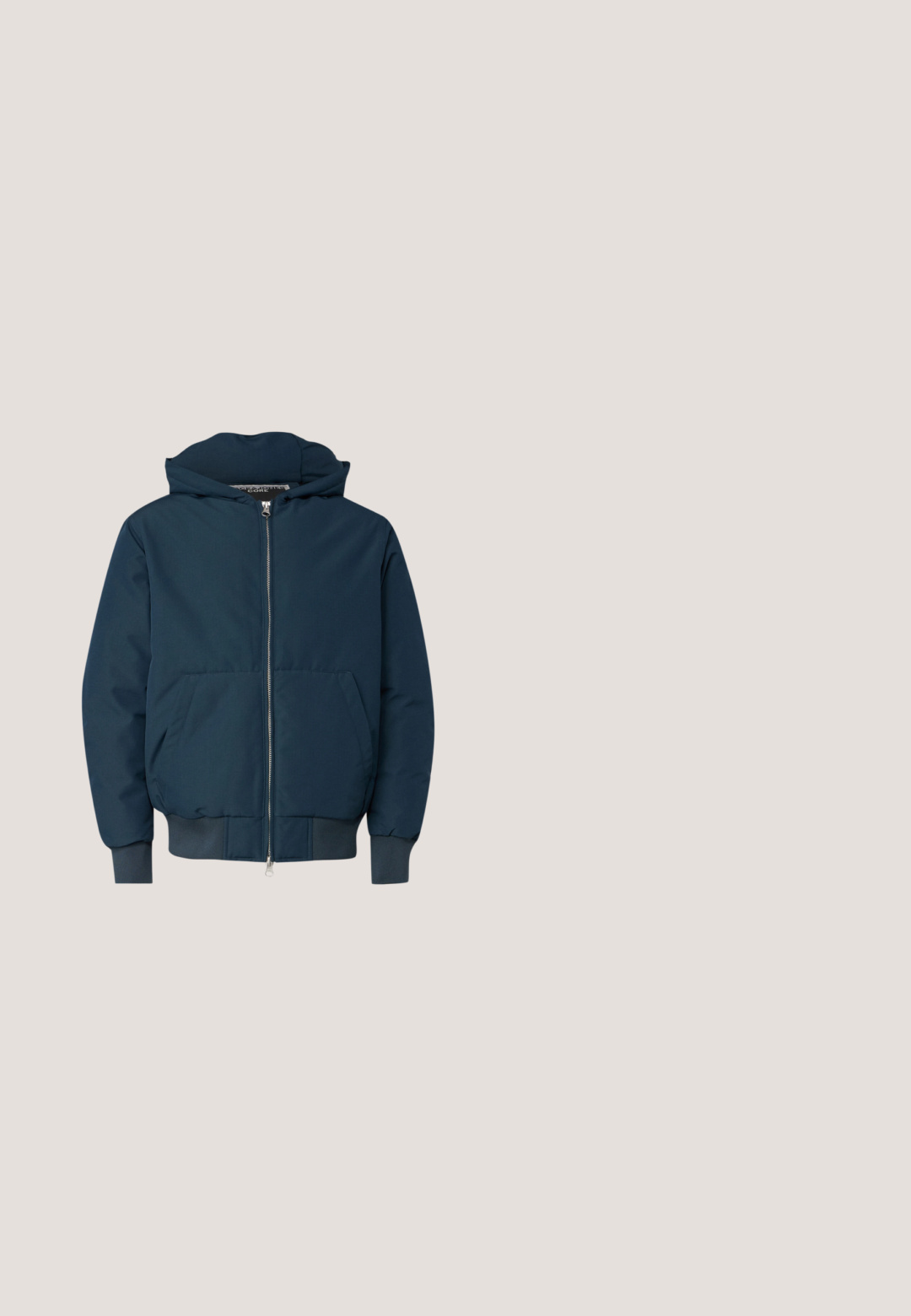 Veste matelassée bleu marine avec capuche, fermeture éclair à l'avant, deux grandes poches et poignets élastiques ; fabriquée à partir d'un tissu lisse et résistant.; Pullover zippé bleu marine avec des rayures horizontales blanches et grises sur la poitrine et les manches, poignets et ourlet côtelés.; Chemise henley bleu marine à manches longues avec texture côtelée, quatre boutons, logo crocodile Lacoste sur la poitrine et étiquette de la marque près de l'ourlet.; Jean en denim bleu foncé à jambes larges avec poches avant, passants de ceinture, fermeture par boutons et légère décoloration sur les cuisses et les genoux.; Bottines Chelsea en cuir marron avec inserts élastiques sur les côtés, languette de traction, bout arrondi et semelle en caoutchouc noir texturé. Design minimaliste, sans motifs visibles.; Sac messager noir en nylon texturé avec rabat avant, bandoulière ajustable et petit logo en accent. Comprend deux compartiments zippés.