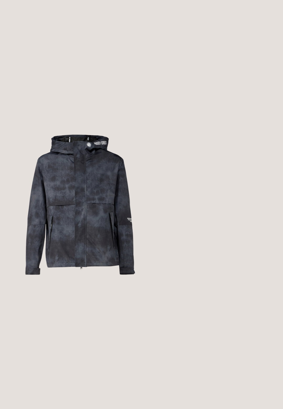 Chaqueta negra-gris resistente al agua con capucha, que presenta un sutil patrón tie-dye, cremallera frontal y bolsillos laterales. Acentuada con el logo de la marca.; Camiseta deportiva negra de manga corta con pequeño logo "e27" amarillo y una franja en la parte superior izquierda del pecho, cuello redondo y paneles laterales texturizados sutiles.; Pantalones cortos casuales negros con cintura elástica, pequeño texto "VENTUS7" en la pierna izquierda y parche con el logotipo de EA7 Emporio Armani en el dobladillo de la pierna derecha.; Bota de goma impermeable negra con hebilla ajustable, superficie texturizada, forma ligeramente curvada y suela robusta para mejorar la tracción.; Gafas de sol rectangulares transparentes de color gris con lentes opacos y montura gruesa, apoyadas sobre una superficie blanca.; Bolsa de lona negra con dos asas, correa de hombro ajustable, bolsillo delantero con cremallera y logotipo minimalista sobre fondo liso.