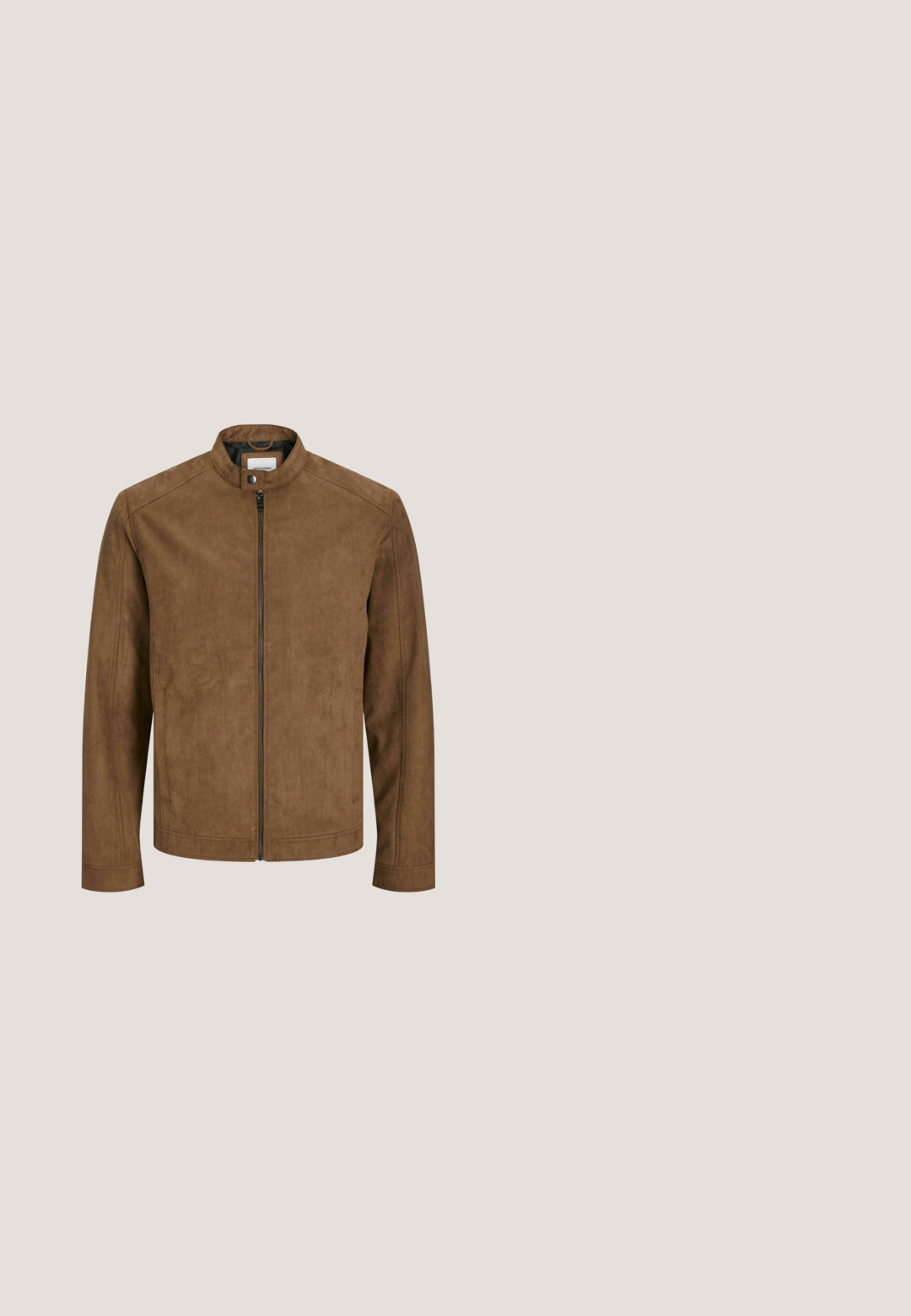Brun faux suede jakke med høj krave, frontlynlås og sidelommer. Har en glat tekstur og et enkelt, moderne design.; Off-white T-shirt med korte ærmer og rund halsudskæring, med blå "JACK&JONES For Daily Use" tekst trykt på fronten.; Denim shorts i mellemblå med en let fading, der har knappelukning, fem lommer og opsmøgte kanter for et afslappet look.; Brune ruskind Chelsea-støvle med elastiske sidepaneler, lav hæl og trækloop bagpå. Glat tekstur og strømlinet design.; Guldmetal solbriller med firkantede stel; mørkegrå gradientlinser; letvægtsstænger med klare gummi næsepuder. Minimalistisk design.; Lille beige crossbody-taske med lynlåslomme foran, metal ALDO-logo, justerbar bred rem og rundet rektangulær form på hvid baggrund.