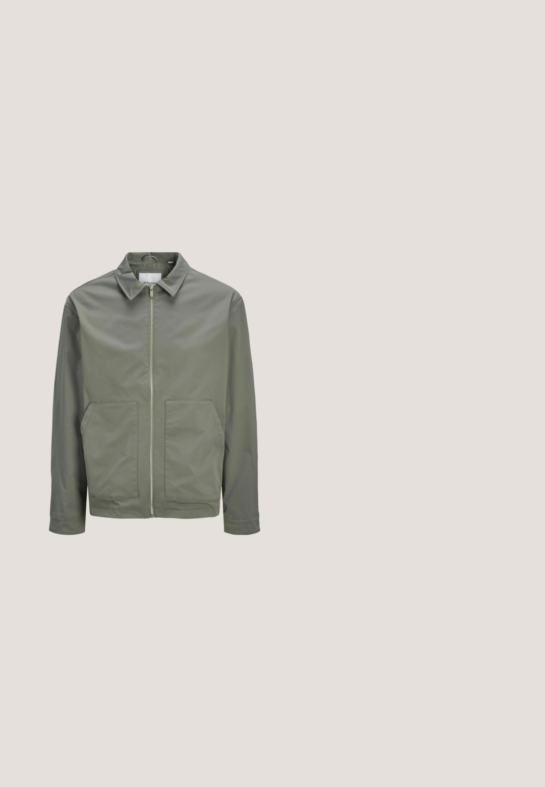 Jack & Jones JJWINSON WORKER - Chaqueta fina - agave green; Sudadera negra hecha de tela texturizada con un cuello redondo, puños y dobladillo de canalé. Presenta un pequeño logotipo blanco en el lado izquierdo del pecho.; Camiseta de algodón crema de manga corta con logotipos y pancartas en relieve dorados, y una etiqueta rectangular negra en la parte delantera.; Pantalones cortos vaqueros oscuros lavados con botón frontal, cremallera, cinco bolsillos y presillas para cinturón.; Zapatillas deportivas negras de cuero liso, con un diseño de caña baja, detalles perforados y un logo blanco en el lateral. Suela de goma.; Gafas de sol sobredimensionadas y claras con lentes oscuros, que presentan un marco rectangular grueso y acentos texturizados en las patillas. Fabricadas de plástico transparente.