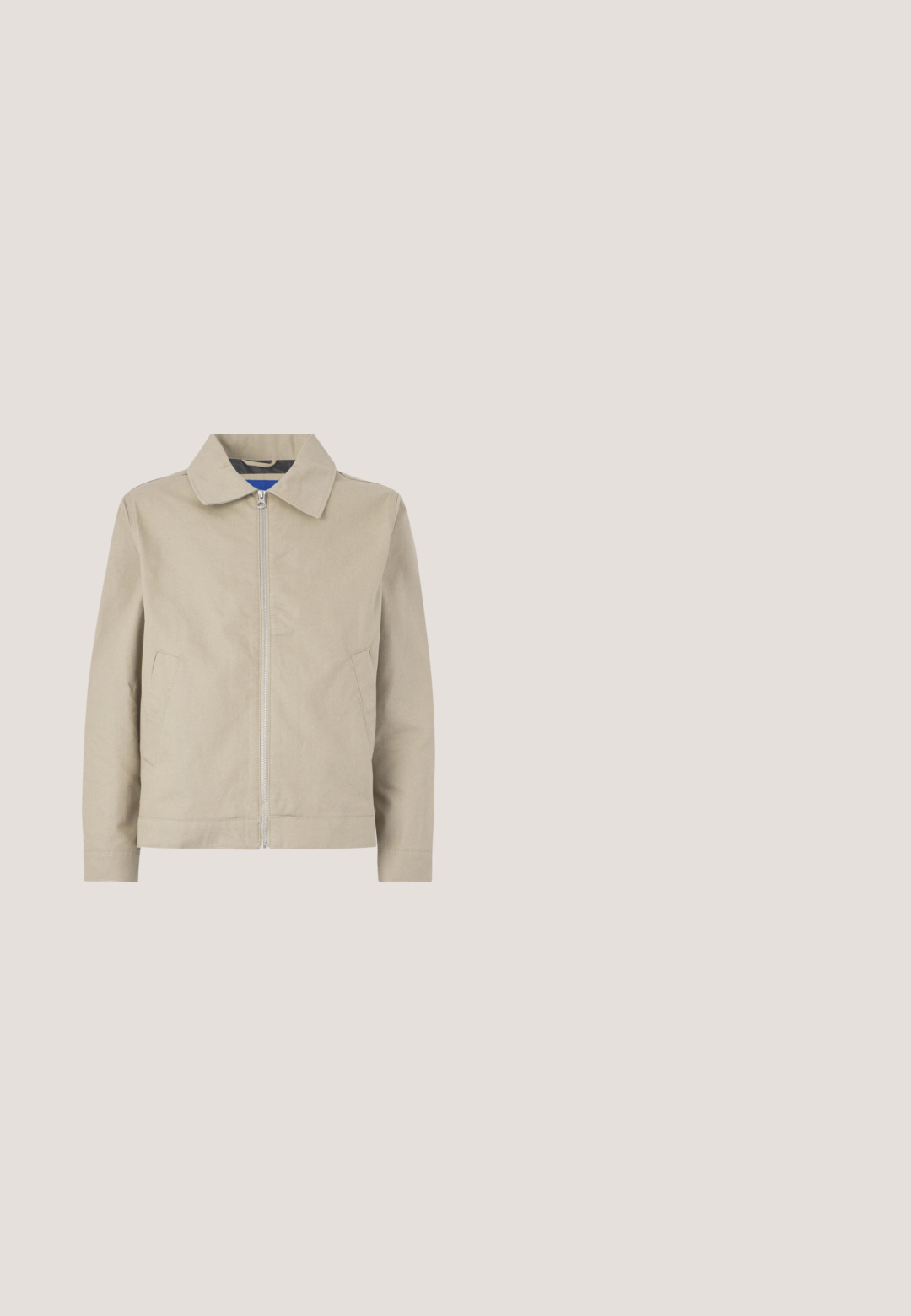 Beige, leichte Jacke mit Kragen, Reißverschluss vorne und seitlichen Taschen. Hergestellt aus glattem Stoff, mit einem klaren, minimalistischen Design.; Hellgrauer Hoodie mit Kängurutasche, Kapuze mit Kordelzug und schwarzen gestickten Text auf der Vorderseite. Mischgewebe aus Baumwolle, gerippte Bündchen.; Schlichtes weißes T-Shirt mit kurzen Ärmeln und Rundhalsausschnitt in entspannter Passform, auf hellem Hintergrund dargestellt.; Jeans aus Denim in mittlerem Blau mit einem geraden Bein Design, ausgestattet mit fünf Taschen, einem Knopf- und Reißverschluss sowie subtilen Verblassungen.; Weiße Schnürsneaker, die über einer Holzbank mit grünem Laub im Hintergrund schweben und das Schuhdesign sowie die Textur zeigen.; Beige Canvas-Shopper mit Fronttasche, zwei Griffen, verstellbarem Schulterriemen und kleinem gelbem "O.N.S"-Text unten rechts auf der Tasche.