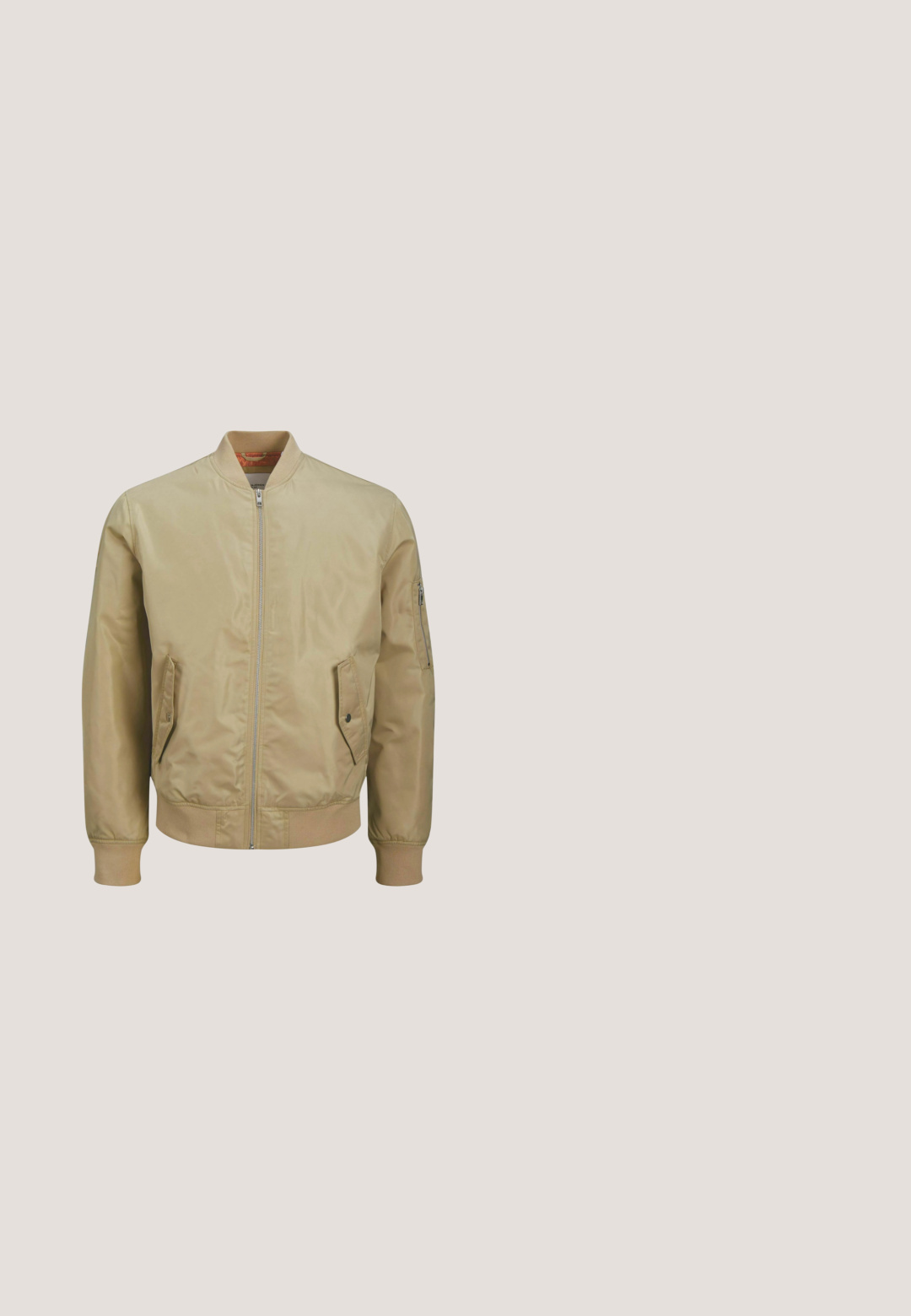 Helle beige Bomberjacke aus glattem Material. Verfügt über einen Frontreißverschluss, zwei Seitentaschen sowie einen gerippten Kragen und Bündchen.; Beiger Sweatshirt aus weichem Baumwollmix, mit Rundhalsausschnitt, langen Ärmeln sowie gerippten Bündchen und Saum. Keine sichtbaren Muster oder Beschläge.; Beige Polohemd mit kurzen Ärmeln, vorderseitigem Reißverschluss und klassischem Kragen, gefertigt aus strukturiertem Stoff.; Beige weite Hosen mit flachem Front, einem einzelnen Knopfverschluss, Falten und einer glatten Textur. Hergestellt aus einem leichten, weichen Stoff.; Weiße Ledersneaker mit beigen Akzenten, flacher Gummisohle, runder Zehenpartie und kontrastierendem Logo an der Seite und Rückseite. Mit Schnürdesign.; Hellgelbe Stofftragetasche mit zwei Griffen und dem Markennamen "KARL LAGERFELD" in fetten Buchstaben auf der Vorderseite gedruckt.