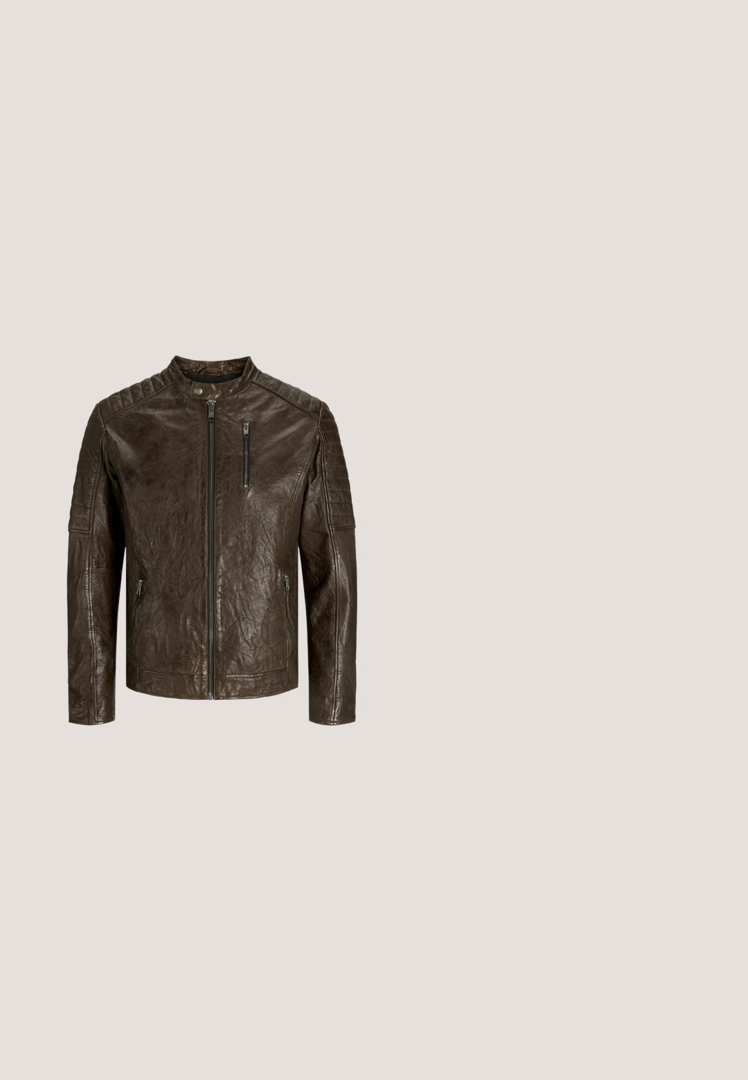 Veste en cuir marron avec col montant, finition texturée, fermeture éclair sur le devant et poches, avec détails matelassés aux épaules.; Chemise chambray bleue à manches longues avec boutons sur le devant et deux poches poitrine, étalée à plat sur fond blanc.; Jeans en denim bleu foncé avec une coupe ample, présentant un design à cinq poches, fermeture à bouton et à zip, et des détails de couture visibles.; Kazar ALID - Bottines à lacets - brown; Tissu carré marron foncé avec des motifs paisley et floraux clairs formant une bordure décorative et une zone centrale sur fond blanc.; Ceinture en cuir marron avec une finition texturée, dotée d'une boucle en métal de ton argent vieilli et portant le nom de la marque gravé.
