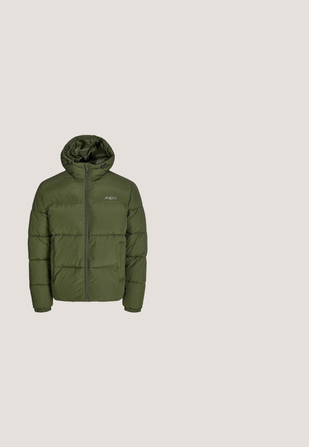 Doudoune vert olive, à capuche, avec fermeture éclair à l'avant, design matelassé avec des boudins horizontaux, poignets élastiques et branding minimaliste sur la poitrine.; Hoodie couleur crème en matériau doux. Dispose d'une poche kangourou, de poignets côtelés et d'une capuche avec cordon. Design minimaliste sans motifs.; T-shirt blanc à manches courtes avec texte rouge "OUT OF OFFICE" sur la partie supérieure gauche de la poitrine et un col rond.; Salopette en denim bleu avec bretelles réglables, poche poitrine avant, deux poches latérales et pantalons à jambes larges sur fond blanc.; Baskets blanches avec accents orange et marine, panneaux texturés et détails perforés. Caractérisées par une semelle surélevée et un "1992" brodé sur le côté.; Trousse de toilette rectangulaire noire avec deux poignées latérales et une poche zippée à l'avant embossée du texte "J. LINDEBERG".
