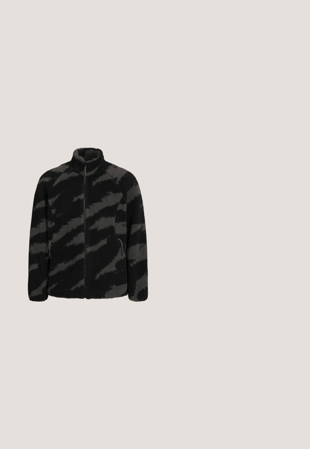 Sort fleecejakke med gråt abstrakt mønster, høj krave, fuld frontlynlås og sidelommer. Blød tekstur, letvægtsdesign.; Sort ribbestrikket turtleneck sweater med halv lynlås, lange ærmer og en afslappet pasform. Tekstureret strikstof i ensfarvet.; Sort langærmet t-shirt lavet af glat stof, med rund hals og lige snit, minimalistisk design uden synlige mønstre eller accenter.; Brune cargo bukser med elastisk talje, snøre, tapered manchetter og sidelommer til opbevaring. Glat stofstruktur.; Sort isoleret vinterstøvle med velcrolukning, polstret skaft, tyk sål og "Thermo Control"-branding på hælområdet.; Sort duffeltaske lavet af holdbart materiale, med to top håndtag, en justerbar skulderrem og en lynlåslukning. Glat, mat tekstur.