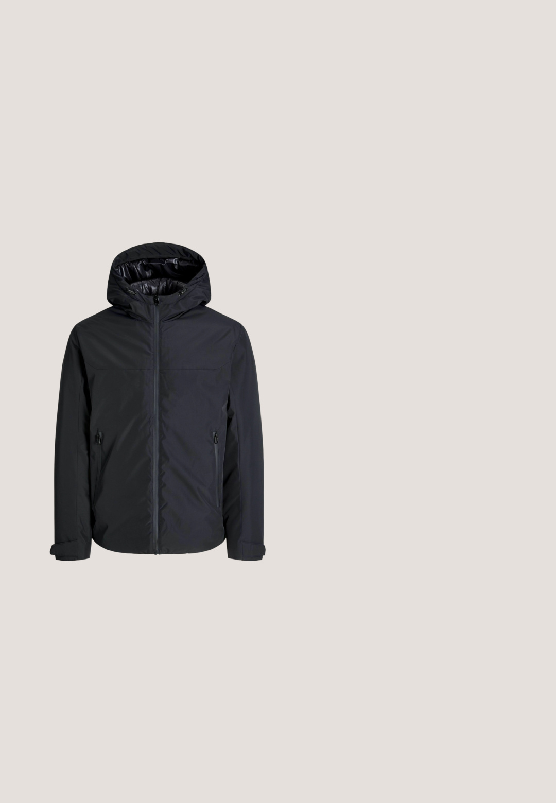 Musta vedenpitävä takki hupulla, etuvetoketjulla, kahdella sivutaskulla, joustavilla hihansuilla ja sileällä pinnalla. Minimalistinen muotoilu ilman näkyviä kuvioita.; Musta crewneck-huppari pehmeästä kankaasta, jossa on ribmattujen hihansuurien ja helmojen lisäksi hillitty brodeerattu logo rinnassa.; Lyhythihainen oliivinvihreä Calvin Kleinin t-paita pyöreällä kaula-aukolla ja pienellä logolla vasemmassa rinnassa.; Mustat collegehousut pehmeästä kankaasta, joissa on joustava vyötärö, nyöri, sivutaskut ja pieni logo-yksityiskohta lantiossa.; Hopeasuudet hopeanväriset, sileäpintaiset, nauhakiinnityksellä, reikäkohdistuksilla ja kuvioidulla ruskealla kumipohjalla.; Musta nailoninen olkalaukku säädettävällä remmillä, tasainen muotoilu ja sivulla logoa esittävä etiketti. Sileä pinta ja minimalistinen tyyli.