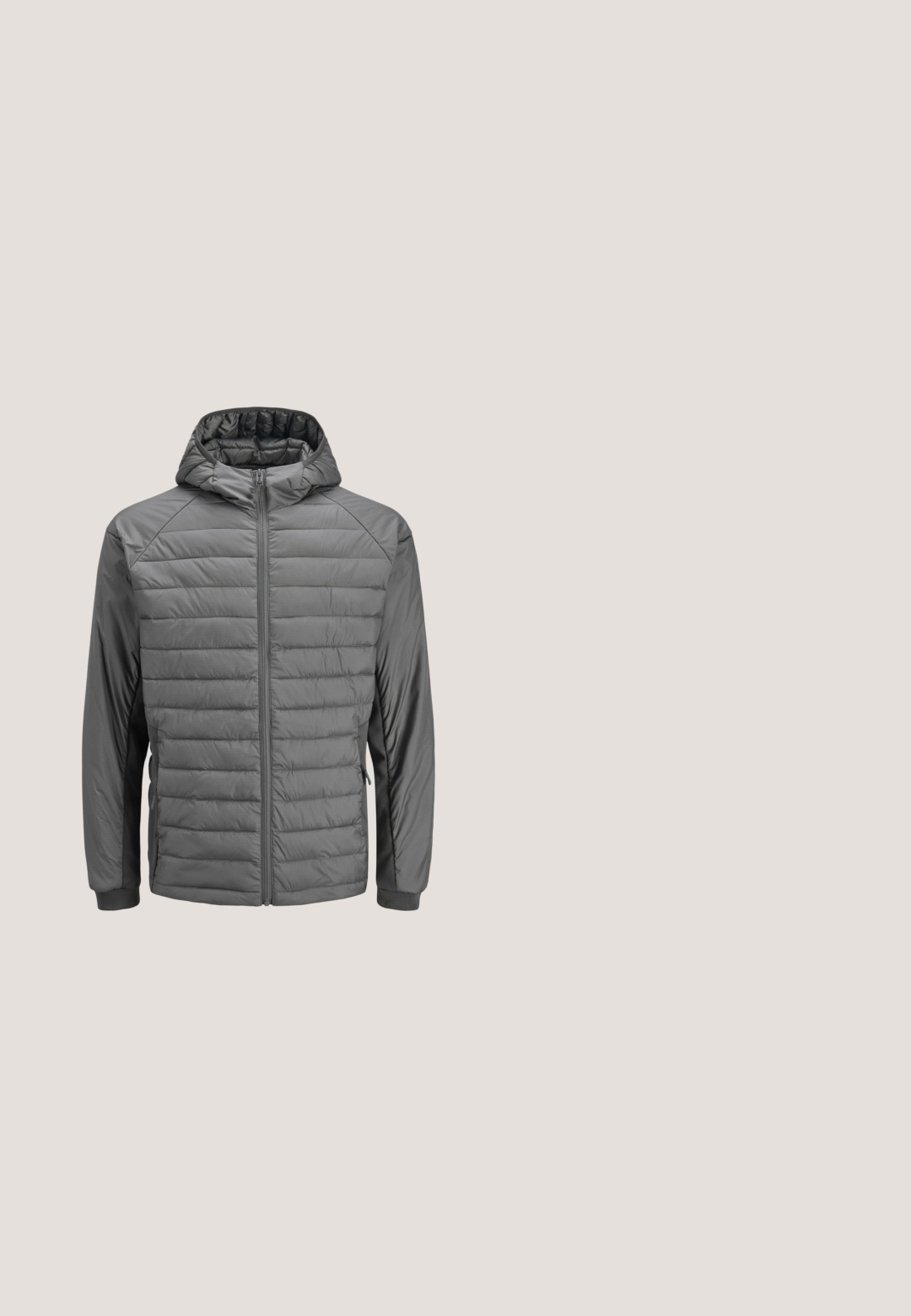 Graue isolierte Jacke mit Kapuze, ausgestattet mit einem gesteppten Design, Reißverschluss und gerippten Bündchen. Hergestellt aus leichtem, glattem Material.; Hellblaues Kapuzensweatshirt mit einem grafischen Druck "Level Up" in Gelb und Blau. Verfügt über verstellbare Kordeln und lange Ärmel.; Hellblaues Baumwoll-T-Shirt mit kurzen Ärmeln, Rundhalsausschnitt und weißem Logotext auf der linken Brust. Glatte Textur, lässige Passform.; Helle blaue Jeans aus Denim mit lockerer Passform, geradem Bein, sichtbaren Nähten, zwei vorderen Taschen und einem Knopfverschluss.; Schwarze Leder-Sneaker mit runder Zehe, weißer Gummisohle und schwarzen Schnürsenkeln. Verfügt über eine glatte Oberfläche und ein minimalistisches Design.; Schwarze rechteckige Umhängetasche mit vorderer Reißverschlusstasche, verstellbarem, mit Logo versehenem Schultergurt und kleinem seitlichen Logoemblem.