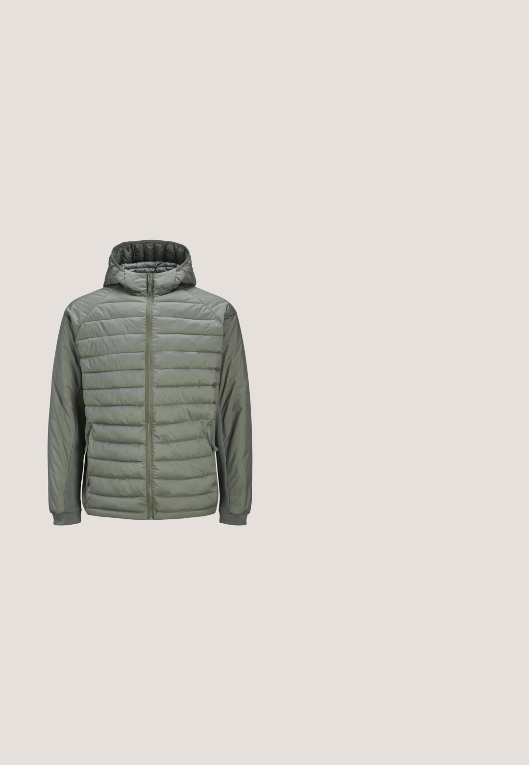 Gevoerde gewatteerde jas met capuchon in olijfgroen, voorzien van een ritssluiting aan de voorkant, een gewatteerde textuur en elastische boorden voor een getailleerde uitstraling.; Lange mouwen crewneck trui in een gestructureerde, donkergroene stof, met een eenvoudig ontwerp zonder zichtbare patronen of accenten.; Lichtgroene t-shirt met korte mouwen, gemaakt van zachte stof, met een ronde halslijn en een casual pasvorm. Geen zichtbare patronen of versieringen.; Lichtblauwe denim jeans met een slim fit, vijf zakken ontwerp en een ritsluiting. Bevat subtiele vervaging en gestikt detail langs de naden.; Lage witte sneaker met zwarte hielkraag, veterluiting en een getextureerde zool, getoond vanaf de linkerkant op een witte achtergrond.; Porsche Design ROADSTER - Schoudertas - gray