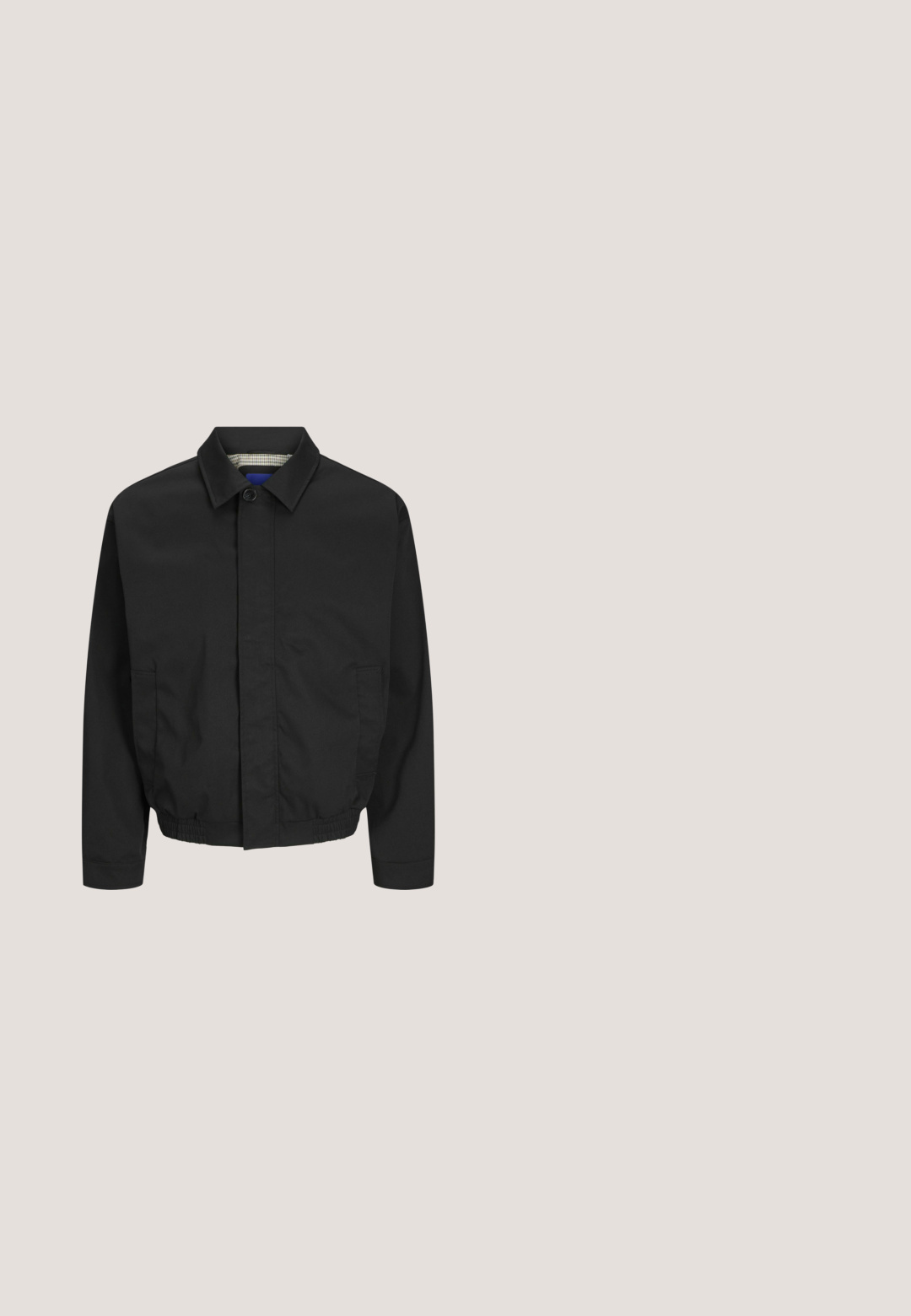 Veste légère noire avec un col, fermeture à boutons à l'avant, taille élastique et poches latérales. Tissu lisse enmatière mate avec une doublure à carreaux.; Pull à capuche noir avec un col montant et une fermeture éclair sur le devant. Il présente un petit patch logo texturé et des poignets et un ourlet côtelés. Texture de tissu douce.; Chemise noire à manches courtes en coton avec une poche avant. Présente un logo de serpent jaune sur la poitrine et une fermeture à boutons à l'avant.; Jeans en denim noir avec une coupe slim, jambes droites, poches avant et une fermeture à bouton. Texture lisse et léger dégradé sur le tissu.; Mustang Bottes de neige - black; Lunettes de soleil noires surdimensionnées avec un design géométrique, des verres teintés foncés et une monture à finition mate. Présente un logo discret sur le côté.