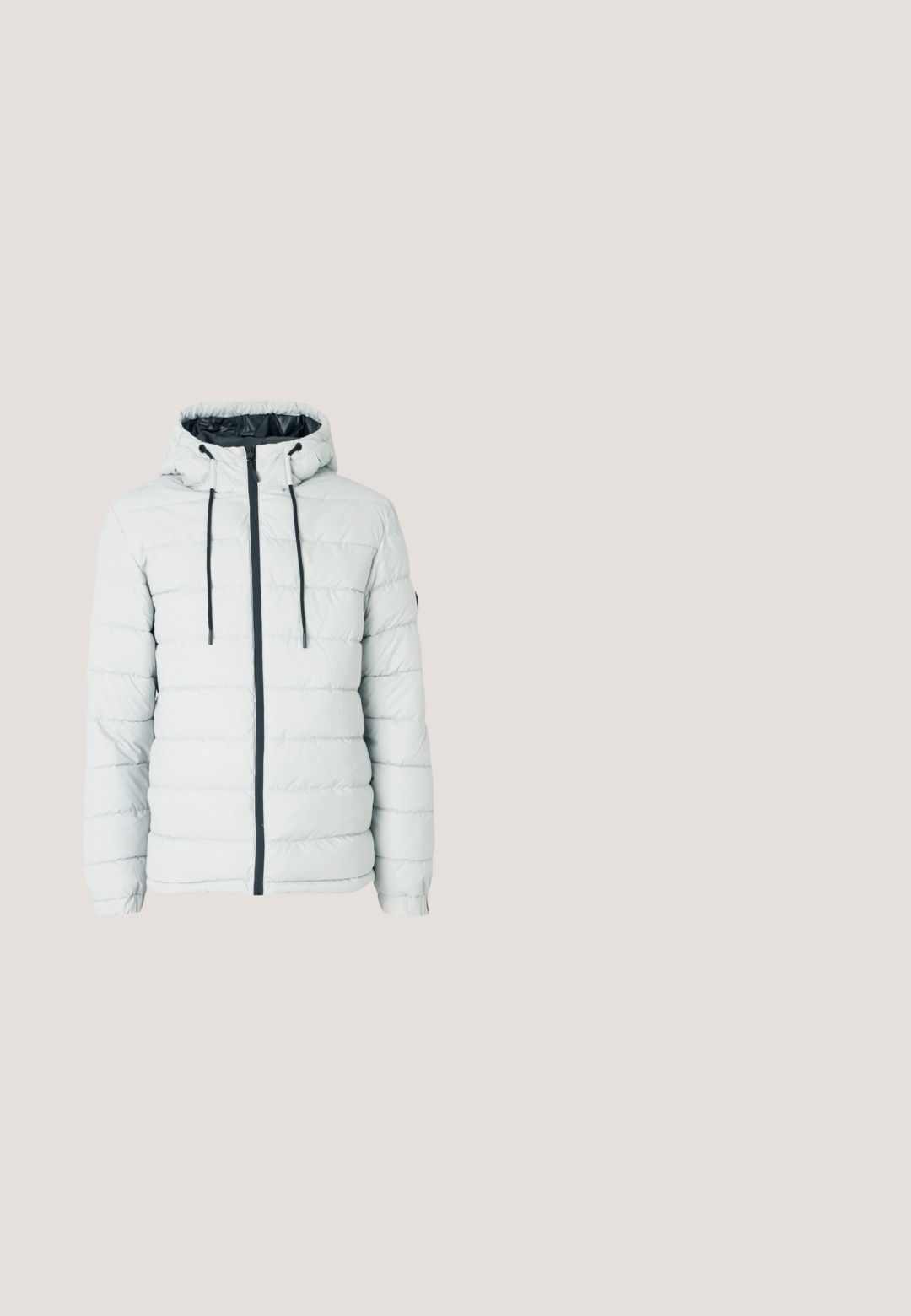 Lichtgrijze pufferjack met een capuchon, voorzien van een rits aan de voorkant, contrasterende zwarte accenten, geborduurde textuur en elastische manchetten.; Grijze geribde gebreide trui met lange mouwen en ronde hals. Heeft een gestructureerd oppervlak en een klein logo label aan de zoom.; Zwart shirt met lange mouwen en ronde hals, eenvoudige, losse pasvorm, plat gelegen op een lichtgrijze achtergrond.; Donkerblauwe denim jeans met een recht-uitlopende pasvorm, voorzien van een knoopsluiting, vijf zakken en subtiele stikseldetails.; Witte leren Nike sneaker met zwarte swoosh, veters gestrikt, zwevend boven getextureerde grijze betonnen trappen.; Zwarte gewatteerde rugzak met een afgeronde vorm, voorzien van een voorste ritszak, gestructureerde stof en een handvat aan de bovenkant. Logo in reliëf aan de voorkant.