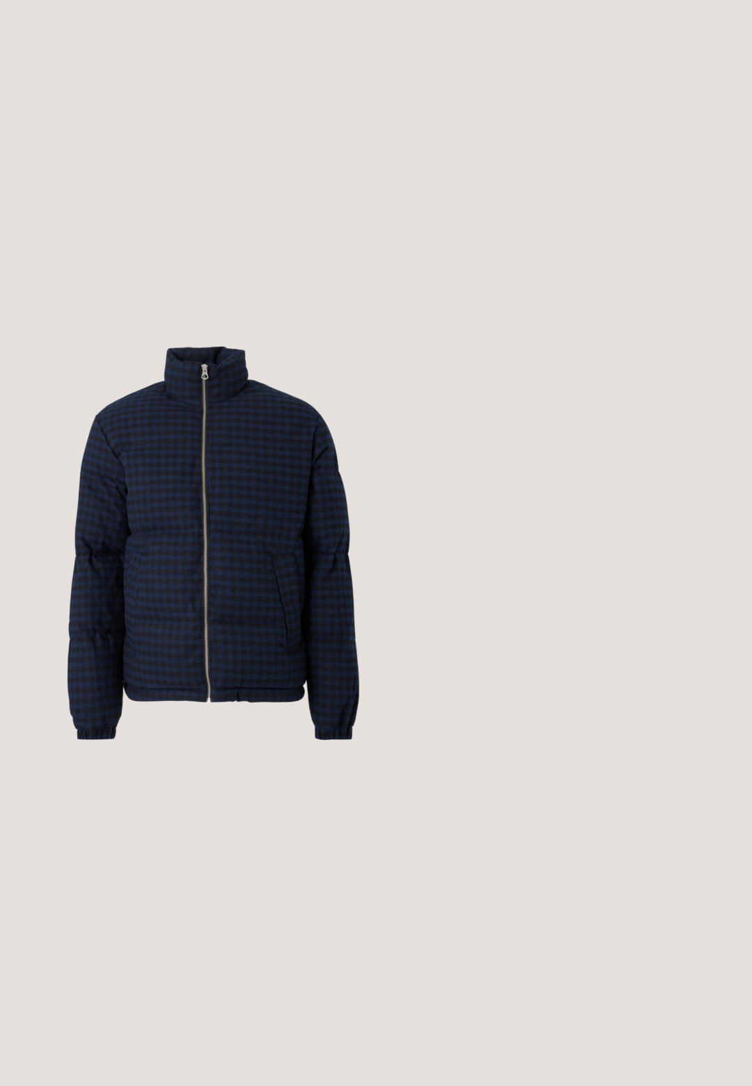 Veste rembourrée bleu marine avec un motif à carreaux, col montant, fermeture éclair à l'avant et poches latérales. Le design présente une finition texturée.; Sweat à capuche bleu marine avec poche kangourou à l'avant et petit logo blanc "Abercrombie" sur le côté gauche de la poitrine, présenté sur un fond uni.; T-shirt bleu marine à manches courtes avec un logo rectangulaire blanc bordé de rayures rouges et un texte rouge "JACK & JONES" au centre.; Pantalon bleu marine à taille élastique avec cordon de serrage, jambes droites, sans poches visibles ni motifs.; Bottine chelsea en daim beige avec un bout rond, des panneaux latéraux élastiques, une languette à l'arrière et une semelle en caoutchouc texturée pour une meilleure adhérence.; Sac fourre-tout en toile bleue avec poche frontale et broderie rouge "O.N.S", doté de doubles poignées et d'une bandoulière réglable.