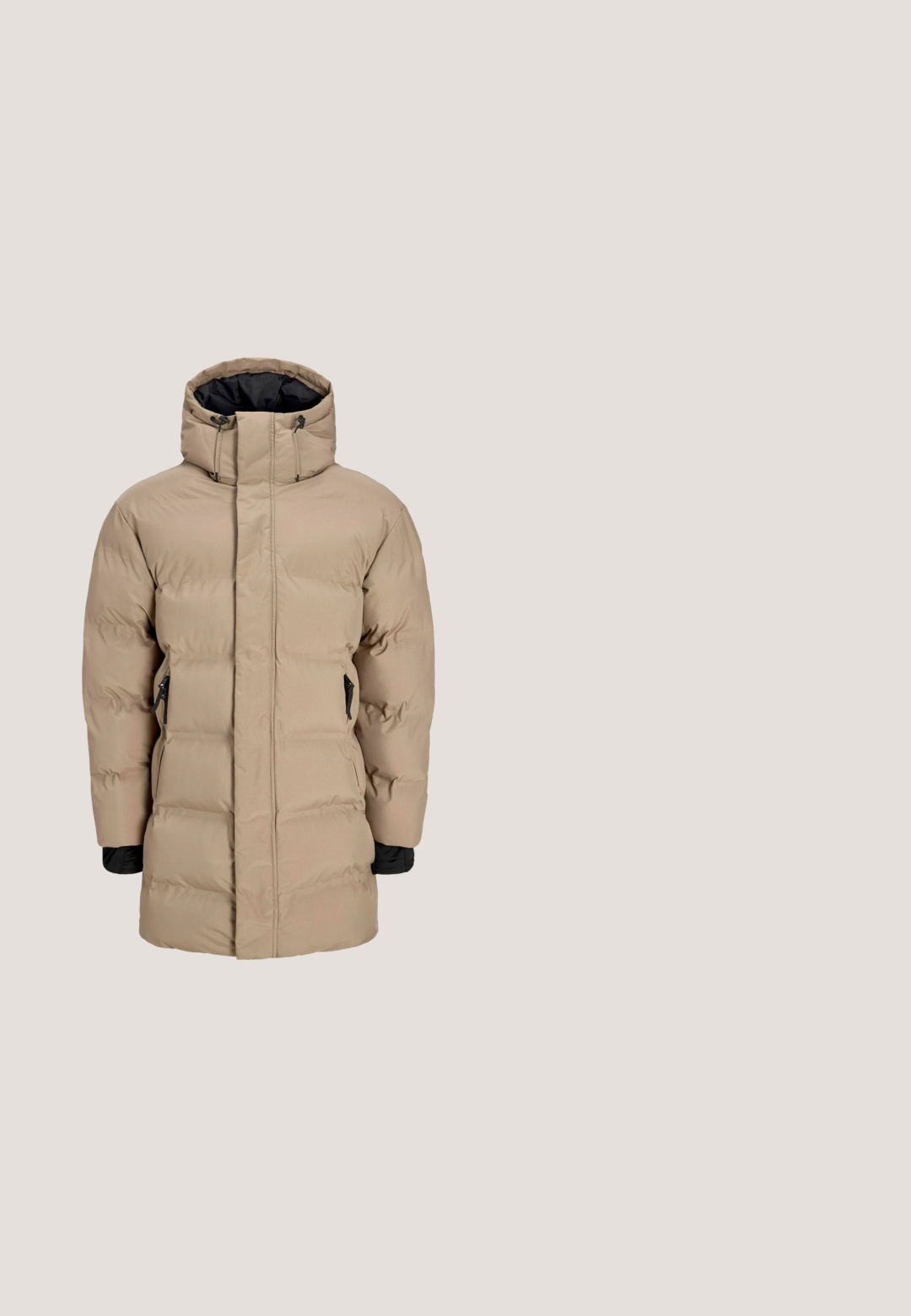 Beige quiltet vinterparka med høj krave, justerbar hætte, frontlynlås skjult af klap og lynlåslommer i siden, vist på hvid baggrund.; Beige strikket polo med korte ærmer, lodrette strukturerede striber og seks knapper foran.; Beige hættetrøje med korte ærmer, spids krave og knaplukning foran, med et gitterlignende åbent vævemønster.; Lys beige shorts med elastisk talje, der har en frontlomme og en slank, glat tekstur. Midt-lår længde.; Brune læder snørebåndssko med rund tå, sort gummisål og tekstureret detaljer, parret med løstsiddende mørke bukser.; Rektangulær toilettaske i olivengrøn med sort horisontal strop og Calvin Klein-logo på forsiden, lynlås lukning på toppen.