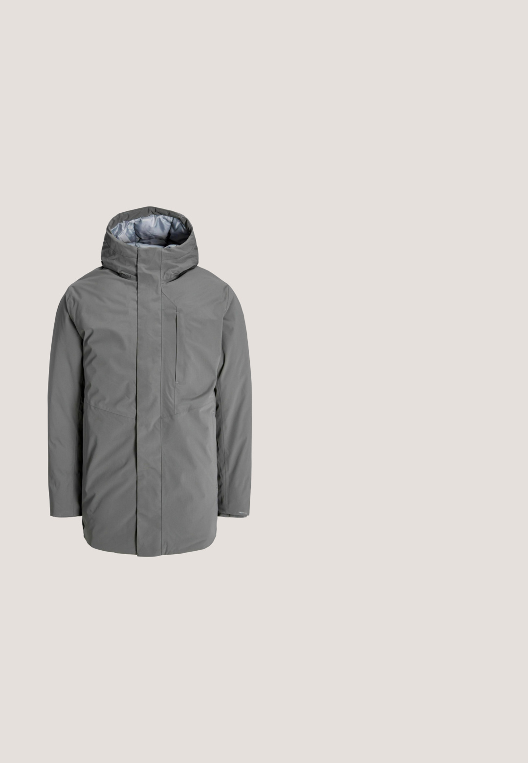 Grå vandtæt jakke med hætte, udstyret med en frontlynlås, en brystlomme og sidelommer. Glat ydre og foret indre.; Sort kabelstrikket sweater med lange ærmer og rund halsudskæring. Har et struktureret mønster samt ribbede mansjetter og nederkant.; Ensfarvet sort T-shirt med korte ærmer og rund hals, afslappet pasform, glat stof, vist mod en hvid baggrund.; Sorte denim jeans med lige pasform, der har lynlåsflue, fem-lomme design og en let falmet tekstur. Søm med stikninger langs sømmene.; Sorte læderankelstøvler med rund tå, snørebåndsdesign, kontrasterende grå øjer og en robust gummisål. Glat tekstur med minimale accenter.; Lille rektangulær sort lædertaske med top håndtag, lynlåslukning, aftagelig rem og lille mærkelogo på frontens hjørne.