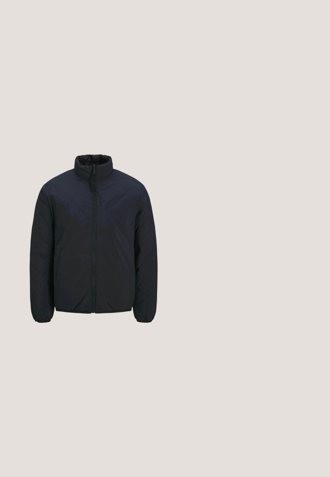 Veste isolante noire avec un col haut, une fermeture éclair à l'avant et des poignets élastiques. Texture de surface lisse, conception légère. Une poche poitrine.; JP1880 Pullover - dark grey; Polo noir à manches courtes avec patte de boutonnage à deux boutons et petit logo brodé sur la poitrine gauche.; Jean noir coupe droite avec effet délavé, cinq poches, fermeture à bouton et zip, vue de face sur fond blanc.; Botte de cheville en cuir noir avec un bout rond, design à six œillets avec lacets, finition texturée et un petit talon empilé.; Sac bandoulière en cuir noir avec sangle ajustable, poche zippée à l'avant et forme rectangulaire sur fond blanc.