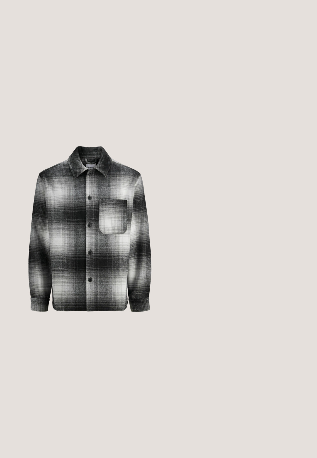 Sort-hvidternet button-up skjorte med lange ærmer, krave og en enkelt brystlomme.; Sort hættejakke lavet af blødt stof, der har en frontlomme i kangaroo-stil, justerbare snore og et lille hvidt logo på brystet.; Hvid T-shirt med korte ærmer og et lille blåt logo på venstre bryst, vist på hvid baggrund. Ingen personer eller andre genstande til stede.; Blå denimshorts med forlommer, bæltestropper og knaplukning, der viser let falmning og stikdetaljer.; Mørkeblå ankelhøje sko med et struktureret stofoverdel, elastiske snørebånd og en spottet hvid mellemsåler. Har forstærkede tæer og hæle.; Sorte plastiksolbriller med firkantede linser, grågrøn nuance og tynde sorte stænger med diskrete teksturdetaljer. Enkel logo er synlig.