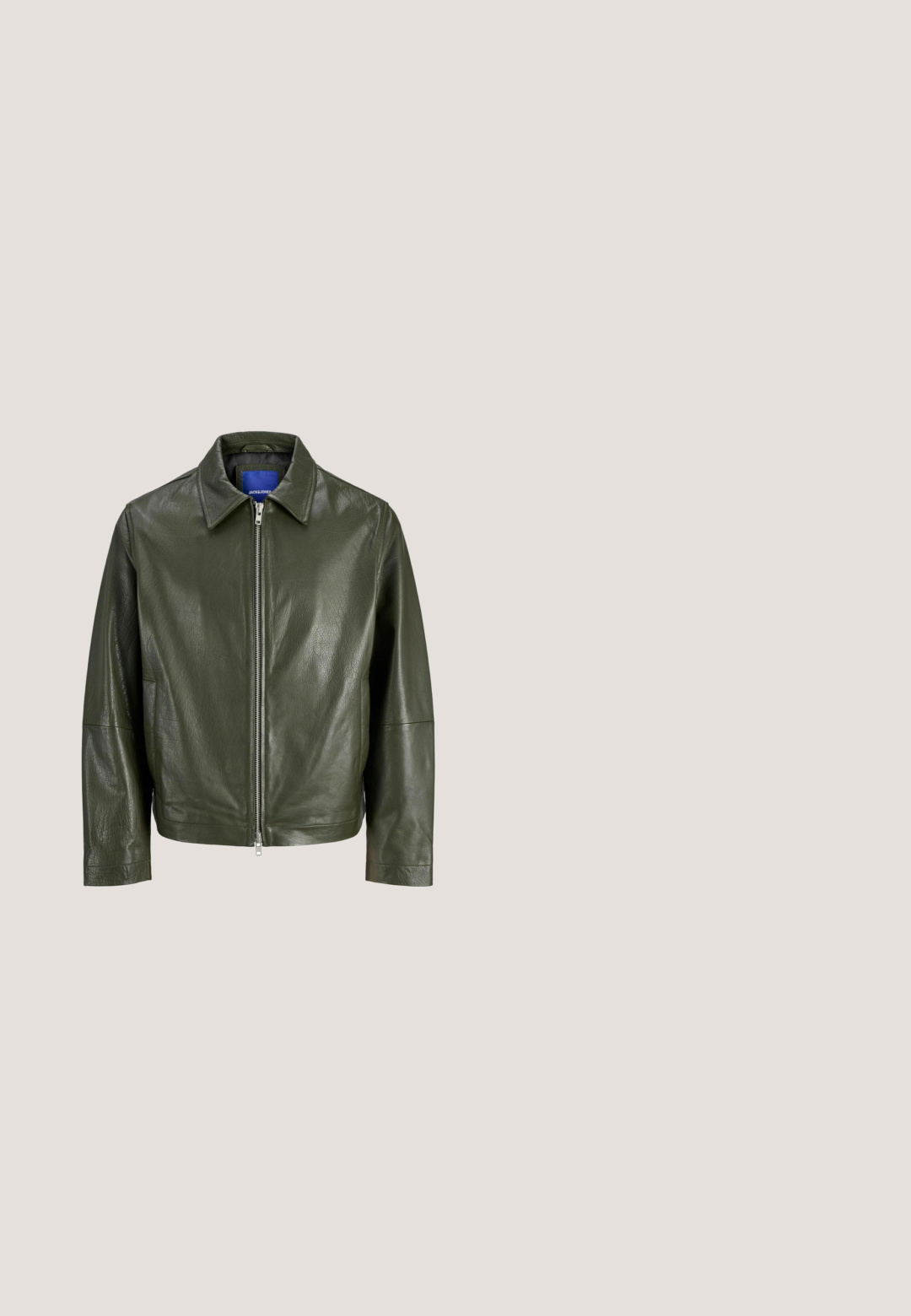 Veste en cuir vert olive avec un col pointu et une fermeture éclair à l'avant. Elle présente une texture de surface et des manches longues avec une coupe droite.; Polo vert olive avec un col, des manches courtes, une patte de boutonnage à trois boutons et un ourlet côtelé. Fabriqué dans un tissu lisse et doux.; Pantalon de jogging gris clair en mélange de coton doux, avec une ceinture élastique, deux poches avant et une coupe fuselée au bas des jambes.; Bottines en cuir marron à lacets avec semelle épaisse et robuste et œillets métalliques, vue de côté sur fond gris clair uniforme.; Polo Ralph Lauren Lunettes de soleil - brushed gunmetal; Sac militaire vert olive foncé avec poignées en cuir noir et bandoulière détachable sur fond blanc.