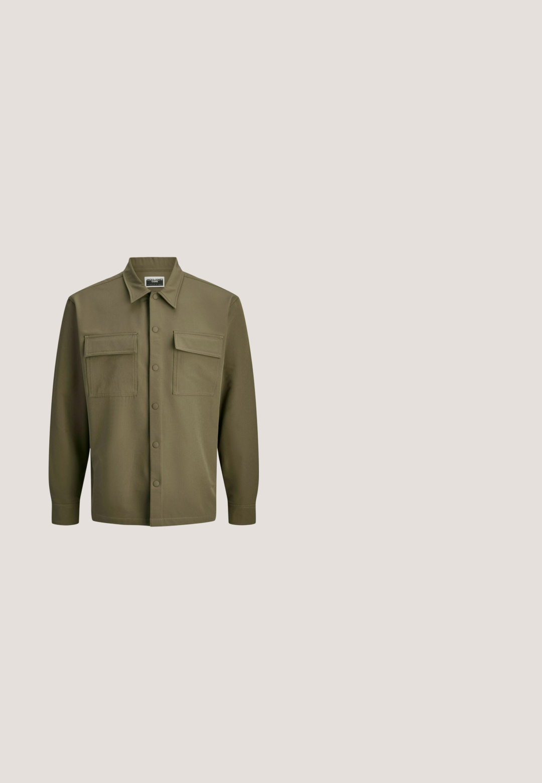 Chemise boutonnée vert olive avec un col classique, deux poches poitrine et des manches longues. Texture lisse, coupe ajustée et accessoires minimalistes.; Pull-over vert clair en maille douce et texturée. Dispose d'un col rond, de manches longues, ainsi que de poignets et d'un bas côtelés.; Veste-chemise à manches longues vert clair avec deux poches poitrine à rabat et un col pointu.; Pantalon en velours côtelé vert à jambes larges, avec rayures verticales, fermeture à bouton et poches latérales. Texture douce et coupe décontractée.; Bottines en cuir marron à lacets avec semelle épaisse et robuste et œillets métalliques, vue de côté sur fond gris clair uniforme.; Sac bandoulière vert foncé texturé avec poche zippée devant, sangle ajustable, logo en métal et étiquette de marque rectangulaire attachée.