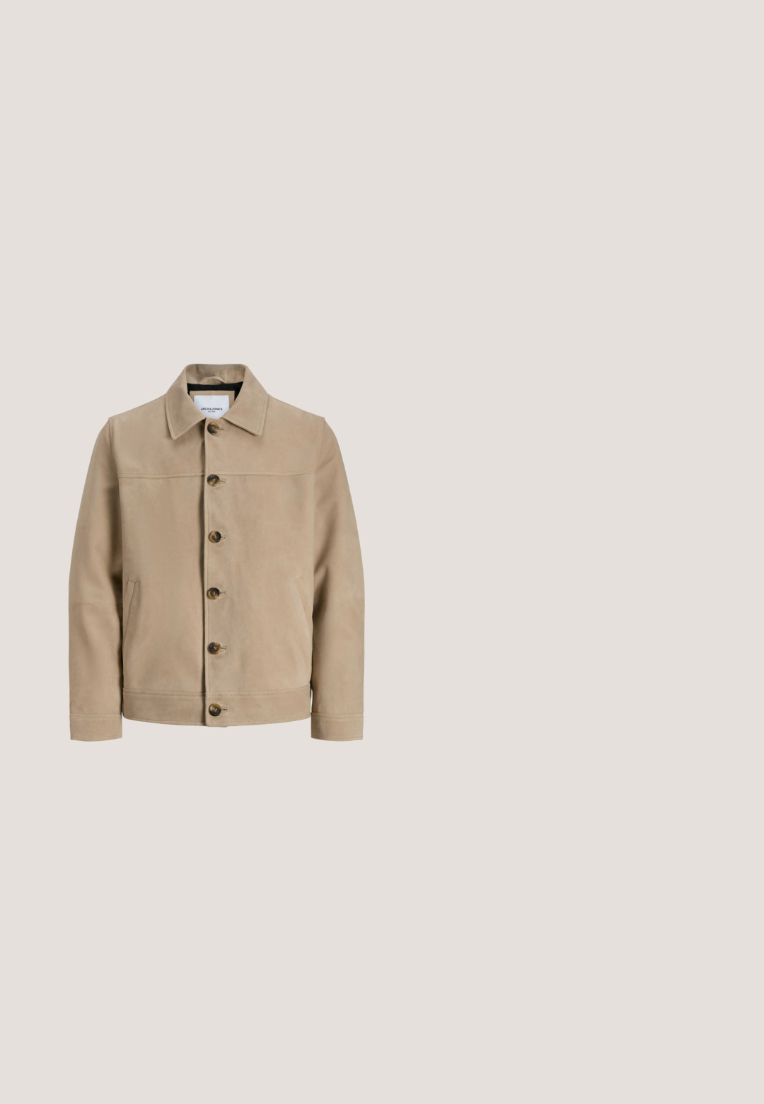 Beige Jacke mit Kragen, langen Ärmeln und zwei Seitentaschen, vordere Knöpfe und ein minimalistisches, genähtes Design.; Nahaufnahme eines weichen, cremefarbenen Fleece-Stoffs mit sichtbarem schwarzen und weißen Etikett, das teilweise innen zu sehen ist.; Helles beige Baumwoll-T-Shirt mit Rundhalsausschnitt, mit einem schwarz bedruckten Logo "Jack & Jones" auf der Vorderseite. Kurze Ärmel, lässige Passform.; Hellblaue Jeans mit geradem Bein, vorne Taschen, Gürtelschlaufen, Kordelzug und Knopfverschluss, mit einem Lee-Label am Bund gebrandet.; Braune Leder-Ankle-Boots mit Metallösen, weißem Kunstfellfutter, schwarzem gepolstertem Kragen, robustem Sohlenprofil und geprägtem Logo an der Seite.; Schwarze Calvin Klein Bauchtasche aus Leder mit geprägtem CK-Muster und silbernem Reißverschluss vor einfarbigem Hintergrund.