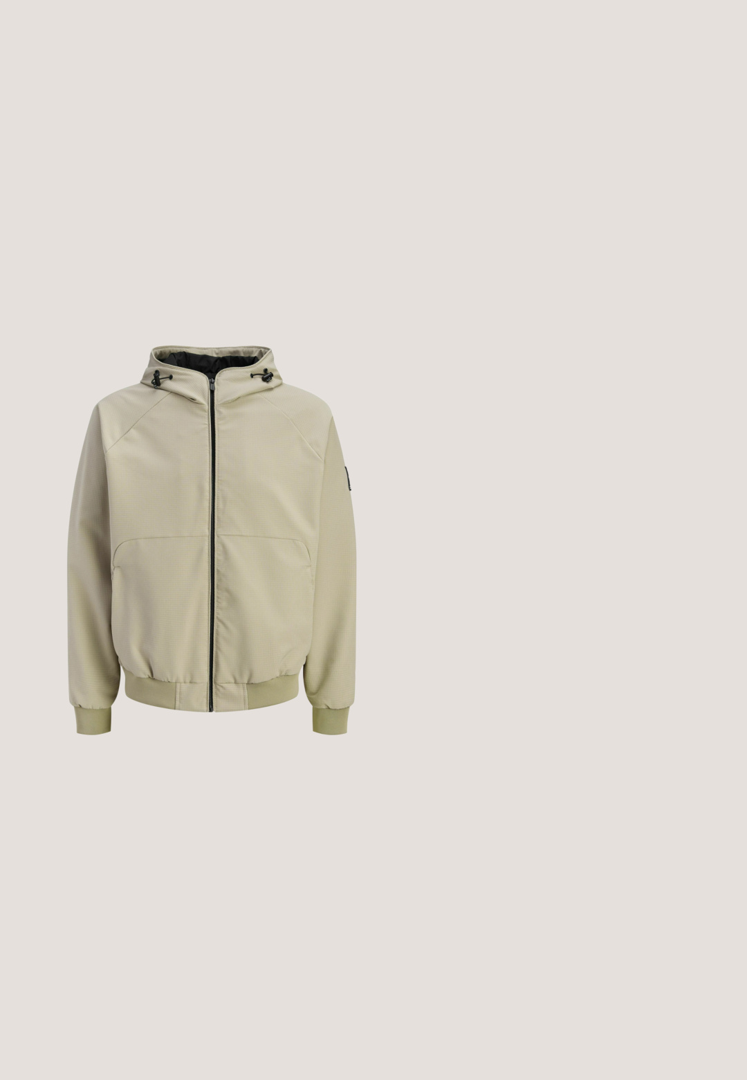 Beige capuchonjack met ritssluiting, verstelbare trekkoorden, geribbelde manchetten en zoom, en steekzakken aan de voorkant.; Licht beige sweatshirt van een zachte katoenmix, met een rib gebreide ronde hals, lange mouwen en een klein logo op de borst.; Lichtbeige katoenen t-shirt met een ronde hals en korte mouwen. Heeft een klein, ton-sur-ton Adidas logo op de borst. Zachte textuur, klassieke pasvorm.; Lichtbeige trainingsbroek met een elastische tailleband, taps toelopende boorden en een klein merkembleem nabij de heup. Zacht materiaal met een gladde textuur.; Lage off-white sneaker met gestructureerde mesh bovenkant, vetersluiting, gevoerde kraag en merkzijkant op een dikke rubberen zool.; Witte rechthoekige tas van stof met een zwarte verstelbare schouderriem. Voorzien van een ritssluiting en een logo aan de voorkant. Glad oppervlak.