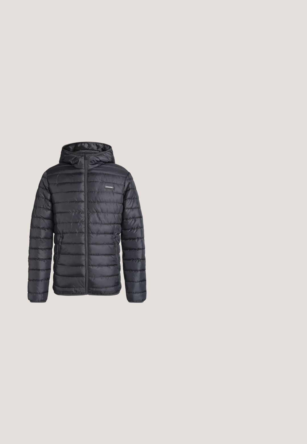Sort quiltet hættejakke med lynlås foran og to lynlåslommer i siden, vist på en ensfarvet lys baggrund.; Bordeaux sweatshirt med rund halsudskæring, lange ærmer, ribbede manchetter og kant. Har et lille sort logo på venstre bryst.; Langærmet skjorte med knaplukning i rød- og sortternet mønster, klassisk krave og tætsiddende manchetter.; Sorte jeans med slim fit. Fremstillet af denim, med lynlås, fem lommer og diskrete syninger.; Sort læder ankelstøvle med snørebånd, tyk gummisål, tekstureret overflade og forstærket syning. Har minimalistisk branding.; Sort rektangulær crossbody taske med hvid "ONLY & SONS" tekst og justerbar snorrem med rødt mærkedetalje på hvid baggrund.