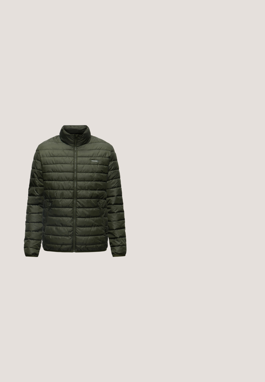 Mørkegrøn quiltet jakke med fuld lynlås foran, ståkrave, lynlåslommer i siden og lille logo på brystet.; Sort strikket sweater med rund hals, ribbet tekstur og lange ærmer. Simpelt design uden synlige logoer eller udsmykninger.; Langærmet polo i olivengrøn med kort lynlås foran og lille logo på venstre bryst.; Grå denim jeans med rett ben design, let slid ved knæene og traditionel fem-lomme stil. Knaplukning i taljen.; Sorte læder ankelstøvler med rund tå, snørebånd foran og robust sål. Har en strop til nem påtagning. Glat overflade og solidt design.; Sort læder crossbodytaske med klaplukning, justerbar rem og præget logo. Glat tekstur og minimalistiske designelementer.