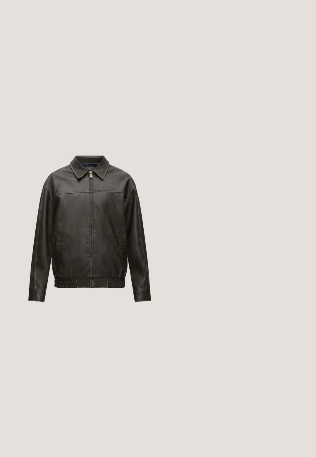 Veste en cuir marron foncé avec fermeture éclair à l'avant, col classique, manches longues, poches latérales et taille élastique, présentée sur un fond uni.; Chemise à carreaux beige et marron à manches longues avec poches poitrine boutonnées et fermeture à pressions, présentée sur un fond uni.; Jean en denim bleu foncé avec jambes droites, fermeture à boutons sur le devant, passants de ceinture et poches avant sur un fond clair uni.; Botte de cow-boy en cuir marron avec un long tige, un bout pointu, des motifs de couture complexes et un petit talon. Finition texturée tout au long.; Collier de perles blanches avec des intercalaires en strass argentés et un fermoir chaîne en argent, présenté sur un fond clair uni.; Ceinture en cuir marron avec boucle argentée et clous décoratifs en argent le long de sa longueur, enroulée sur un fond blanc.