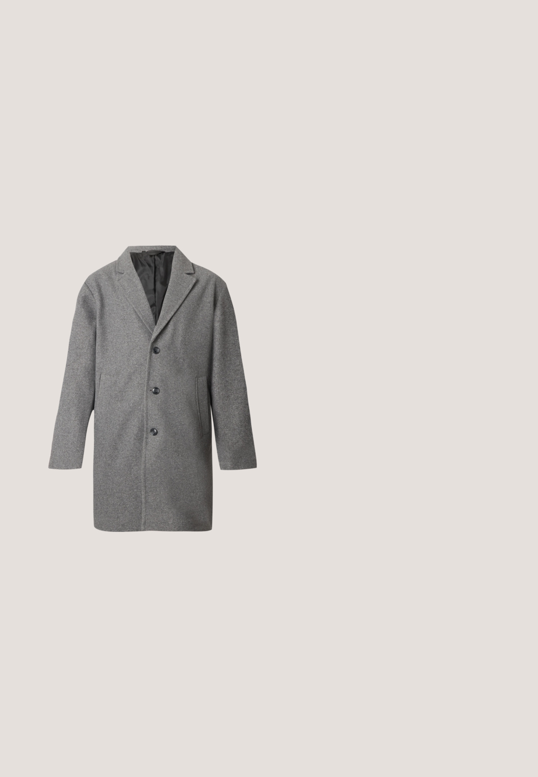 Grå uldfrakke i mellem længde med notched krave, tre sorte knapper, sidelommer og sort inderfor.; Sort pullover sweater med kravehals, tre knapper foran, ribbede manchetter og afslutning, lavet af et blødt strikket materiale.; Sort button-up skjorte med blå lodrette striber, lange ærmer, krave og en brystlomme. Glat stof, afslappet pasform, standard knapper.; Mørkegrå bukser med struktureret stof, lige ben-design, forknyttede folder og en talje med snor. Ingen synlige lommer eller detaljer.; Sorte læder loafers med rund tå, subtil syning og en glat overflade. Har en lav stablet hæl og en strop over vamsen.; Sort blød stofnettaske med brede håndtag og en tynd sort-hvid flettet skulderrem.