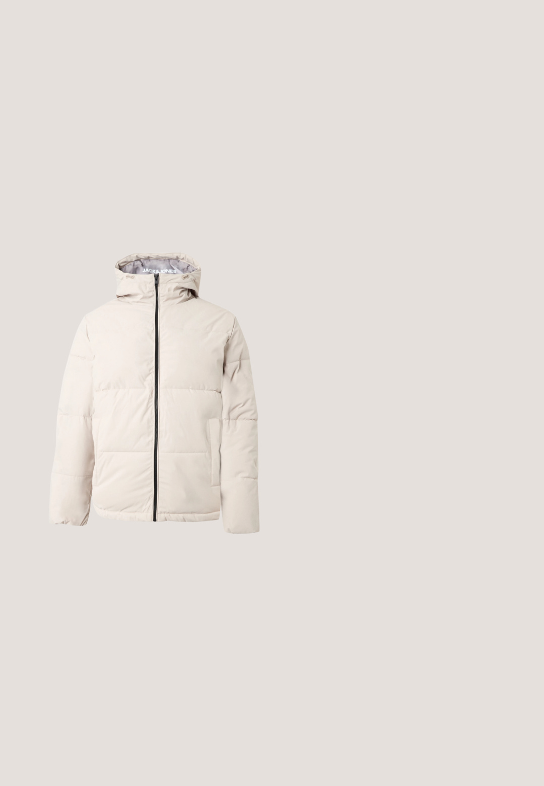 Veste d'hiver beige matelassée avec capuche, fermeture éclair devant et poches latérales, conçue pour temps froid.; Sweatshirt en polaire beige clair avec un col rond, des poignets élastiques et une poche frontale. Texture douce, coupe décontractée et design minimaliste.; Polo beige à manches courtes avec de fines rayures verticales, un col classique et une patte à deux boutons.; Pantalon en denim beige avec coupe droite, cinq poches, bouton en métal et texture subtile. Style simple et polyvalent.; Baskets argentées avec une texture lisse, un design à lacets, des accents perforés et une semelle en caoutchouc marron texturé.; Jeune homme portant un t-shirt noir, une casquette bleu marine et noire, et portant un grand sac bandoulière noir sur un fond clair uni.