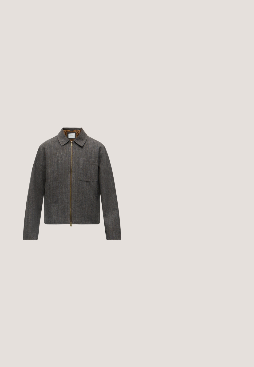 Veste gris foncé zippée avec col pointu et poche poitrine, présentée sur un fond blanc uni.; Pull bleu clair texturé avec un col rond et des manches longues. Les poignets et l'ourlet côtelés ajoutent une touche subtile au design.; Chemise habillée pour homme à manches longues avec des rayures verticales bleu clair, blanc et jaune et un col pointu, boutonnée sur le devant.; Pantalon beige pour hommes, coupe ajustée, avec plis devant, passants pour ceinture, fermeture à bouton, et coupe droite, présenté sur fond blanc.; Mocassins en suède marron avec des détails cousus, une semelle plate et un col surélevé. Texture lisse et design minimaliste.; Ceinture en cuir brun au fini lisse, avec une boucle en métal argenté et une couture subtile le long des bords. Design classique et durable.