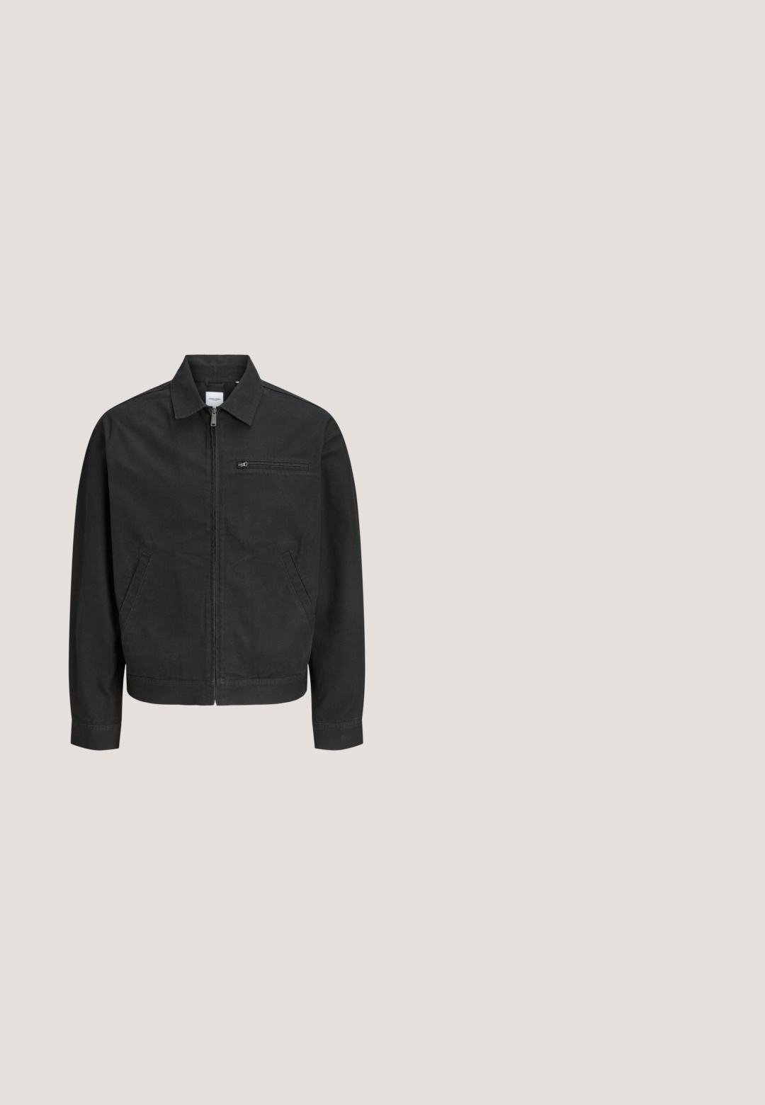 Veste décontractée noire avec fermeture éclair sur le devant, col, deux poches latérales et une poche poitrine zippée, présentée sur un fond blanc uni.; Pull noir à col en V à manches longues avec des poignets et un ourlet côtelés, petite broderie blanche sur le poignet droit, et étiquette intérieure bleue.; Polo noir à manches courtes avec texture côtelée, patte à deux boutons et col, présenté sur un fond blanc.; Jean en denim noir taille haute, jambes droites, avec bouton frontal et poches, présenté sur fond blanc.; Bottine noire en cuir avec un design à lacets, semelle en caoutchouc épaisse, finition texturée et couture renforcée. Présente un branding minimaliste.; Sac rectangulaire noir en matériau texturé, doté d'une fermeture éclair, d'une bandoulière réglable et d'un patch logo à l'avant.