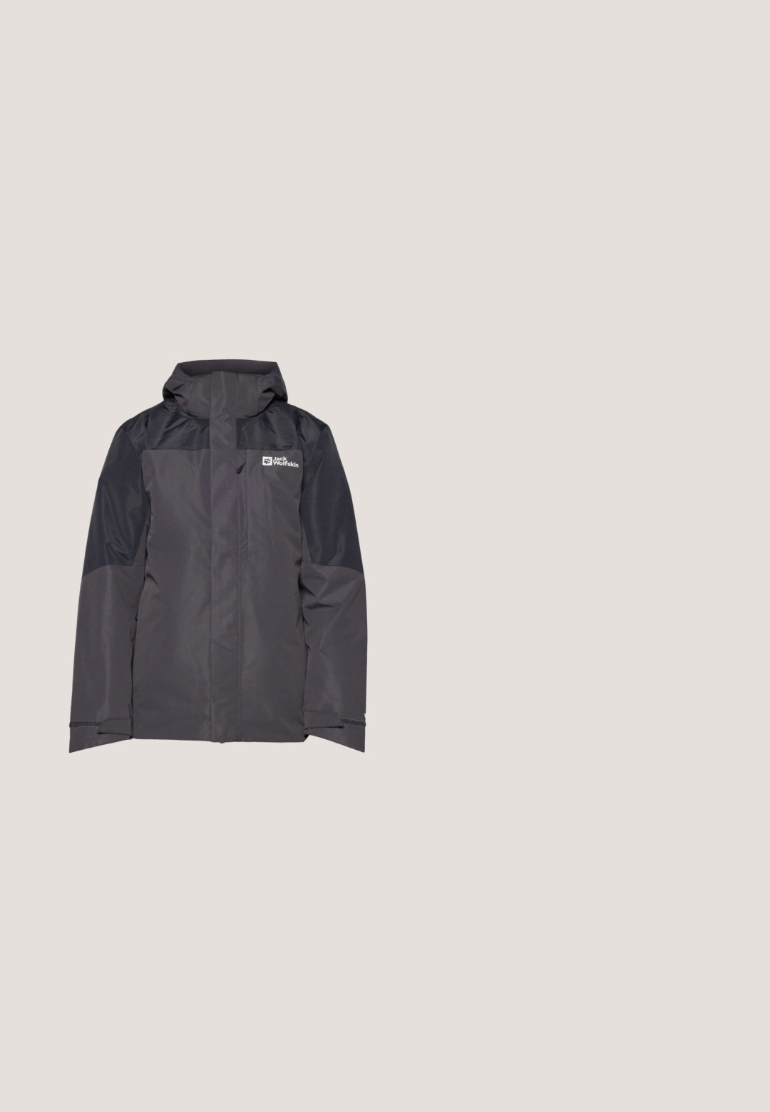 Jack Wolfskin ROMBERG 3IN1 - Outdoorjas - phantom; Blauwe fleece pullover met doorgestikt patroon, drukknoopsluiting, ritssluiting op de borstzak en lange mouwen, geschikt voor koud weer.; Zwart sporttopje met lange mouwen, opstaande kraag, slim fit en witte "J.Lindeberg"-logo op linkerarm en kraag.; Zwarte lichte broek met een elastische tailleband, twee zijzakken met rits en twee cargozakken met rits. Glad van textuur en rechte snit.; Hoge wandelschoen met een mix van zwarte en grijze materialen, een gestructureerd bovenwerk, een rubberen zool en versterkte enkelondersteuning.; Zwarte stoffen roll-top rugzak met voorvak met ritssluiting, zijvakken en een bovenste draaghendel tegen een effen lichte achtergrond.