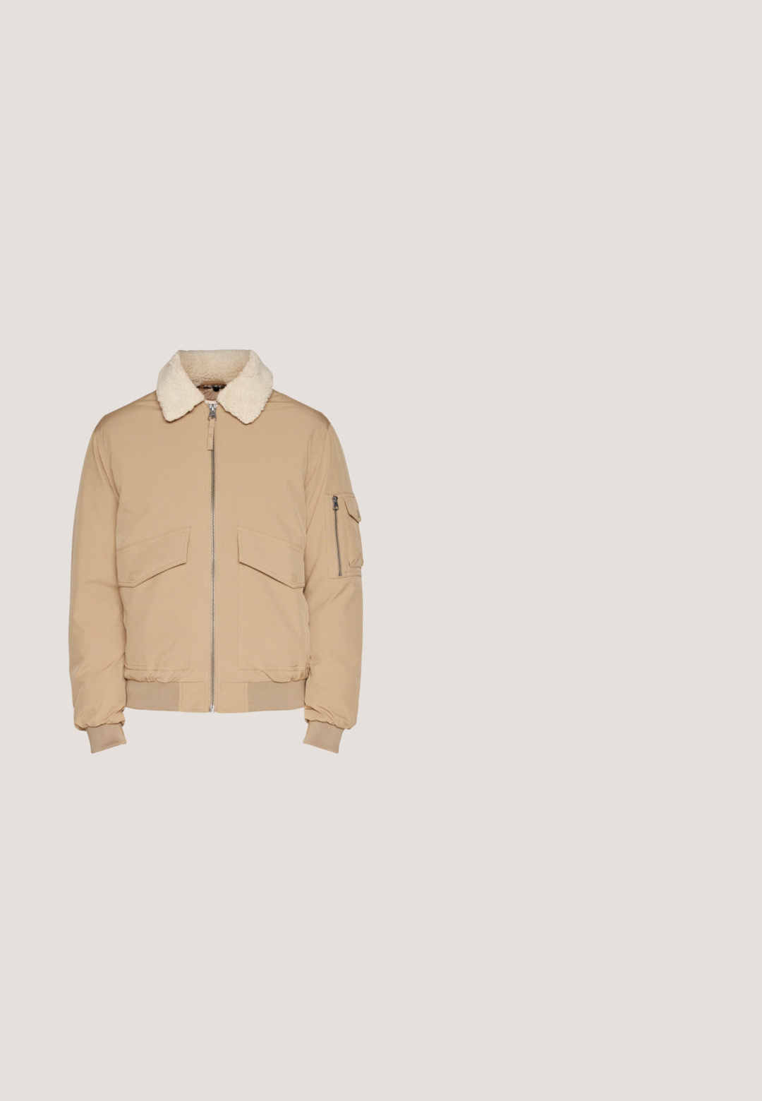 Chaqueta bomber marrón claro con cuello de borrego, que presenta un cierre frontal, dos grandes bolsillos con solapa y un bolsillo en la manga con cremallera.; Schott PLLANCE - Suéter de forro polar - heather off white; Camiseta de manga corta beige hecha de tela suave, con un cuello redondo y un pequeño logo de un pájaro negro en la parte izquierda del pecho.; Vaqueros de mezclilla beige con un diseño de pierna recta, que incluyen un cierre de botón, trabillas para cinturón y detalles de costura sutiles. Textura suave y ajuste clásico.; Botas de tobillo de ante color beige con un collar acolchado negro, ojales de metal y cordones, que cuentan con una suela de goma resistente y una marca grabada en el lado.; Bolso bandolera de cuero azul oscuro con bolsillo delantero con cremallera y correa de hombro negra ajustable.